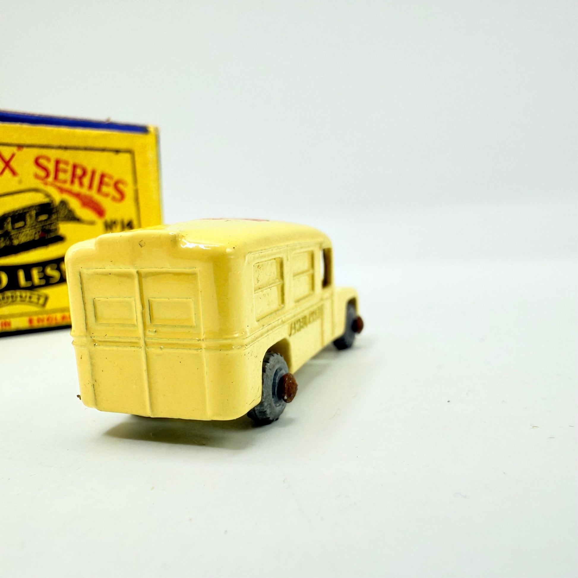 Matchbox Lesney 14a Daimler Ambulance MW - Magic Matchbox