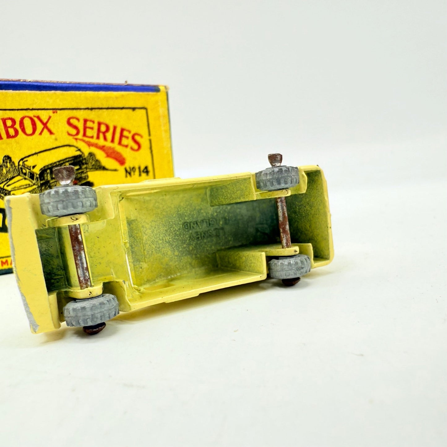 Matchbox Lesney 14a Daimler Ambulance MW - Magic Matchbox