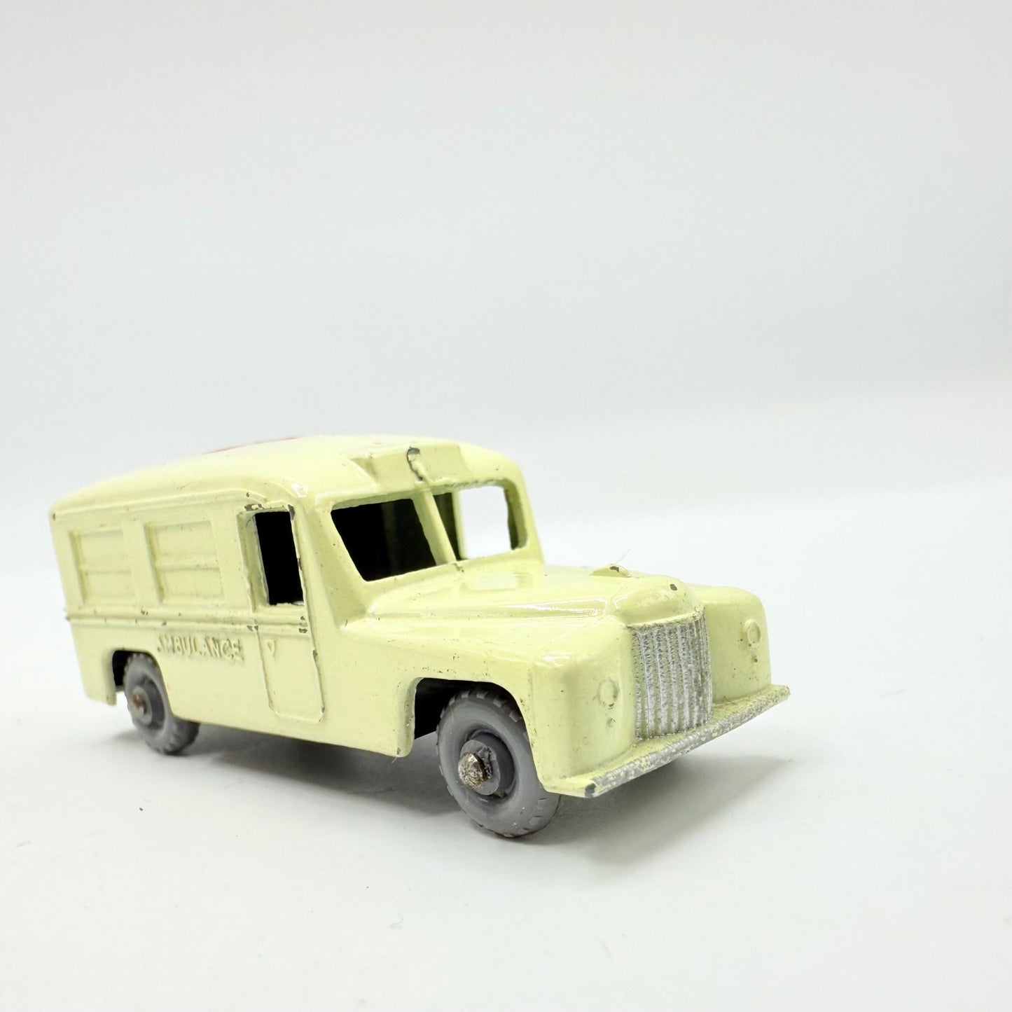 Matchbox Lesney 14b Daimler Ambulance GPW Off - white - Magic Matchbox