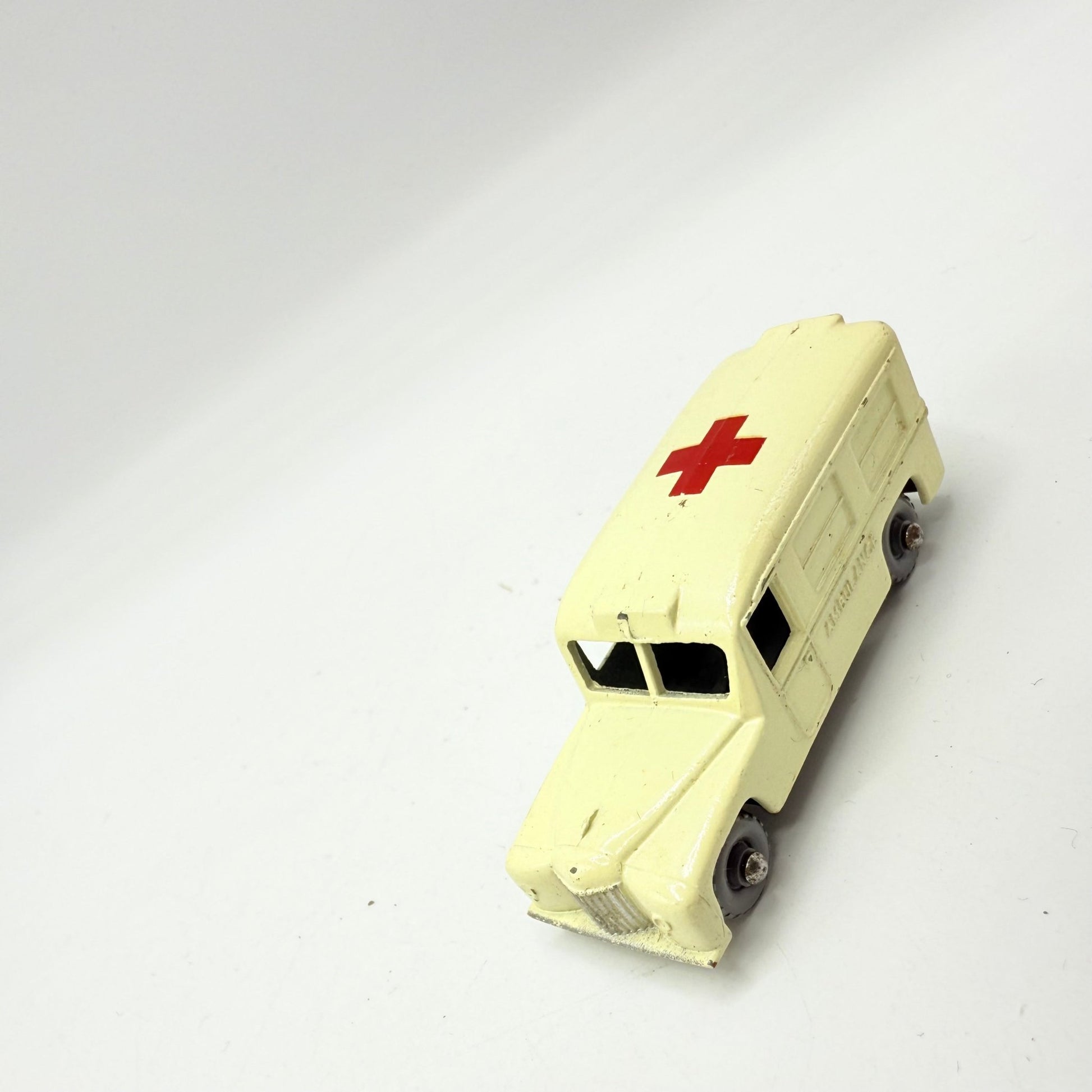 Matchbox Lesney 14b Daimler Ambulance GPW Off - white - Magic Matchbox