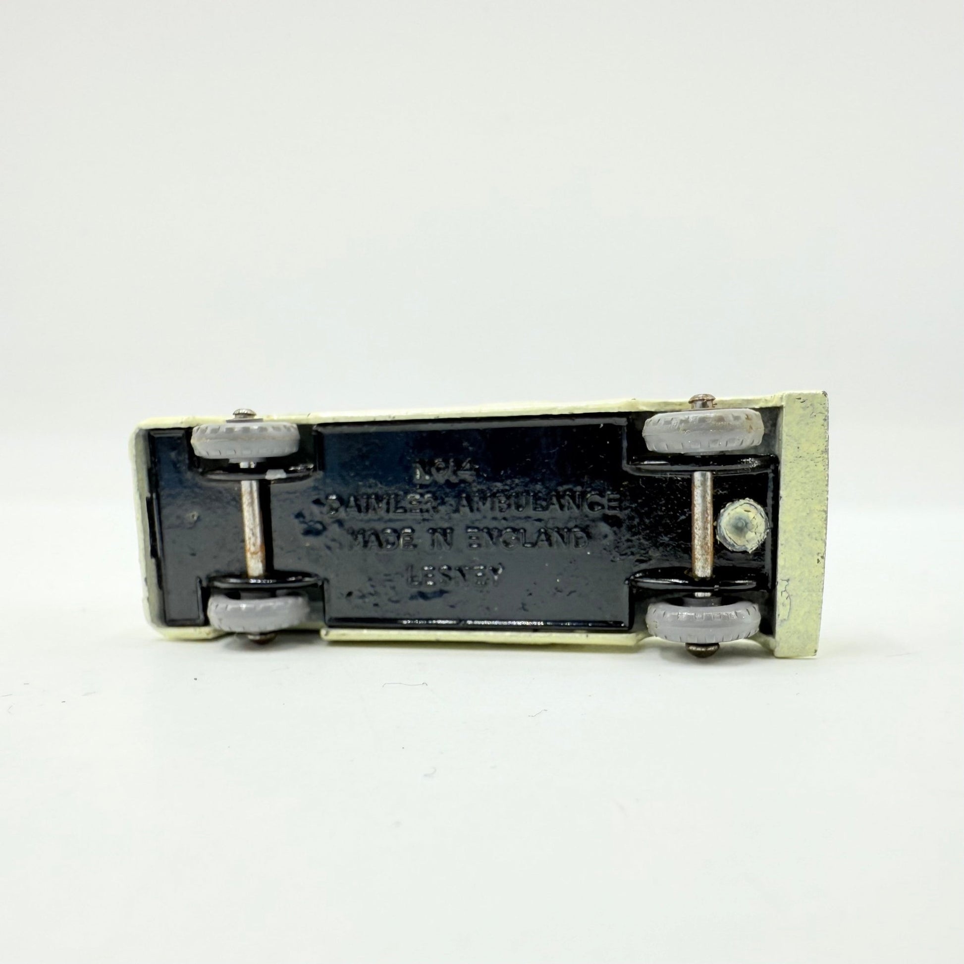 Matchbox Lesney 14b Daimler Ambulance GPW Off - white - Magic Matchbox