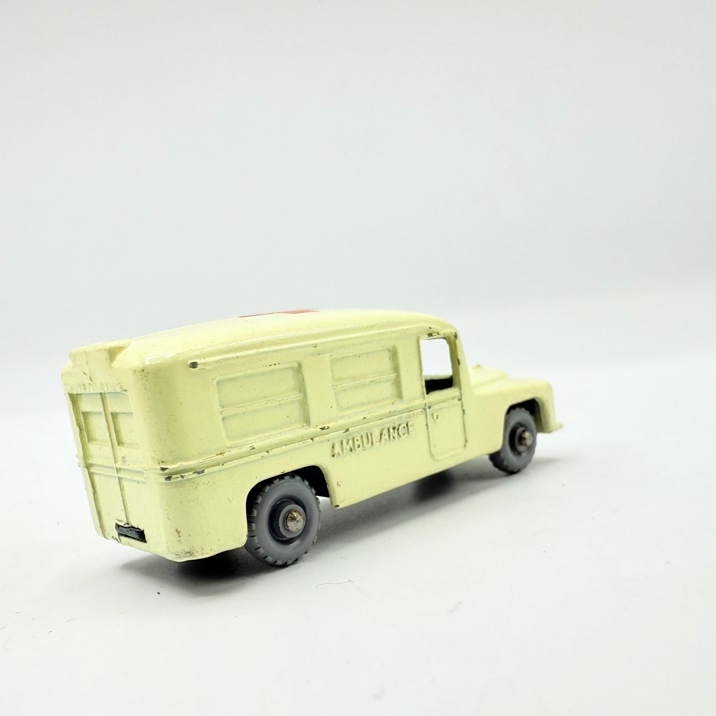 Matchbox Lesney 14b Daimler Ambulance GPW Off - white - Magic Matchbox