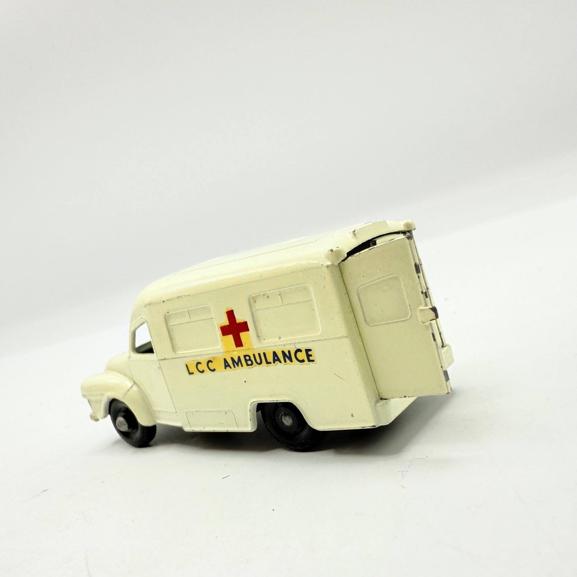Matchbox Lesney 14c Bedford Lomas Ambulance BPW - Magic Matchbox