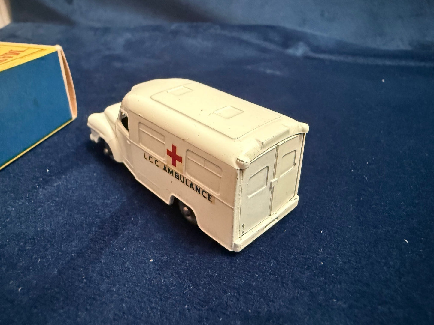 Matchbox Lesney 14c Lomas Ambulance SPW Smooth Roof - Magic Matchbox