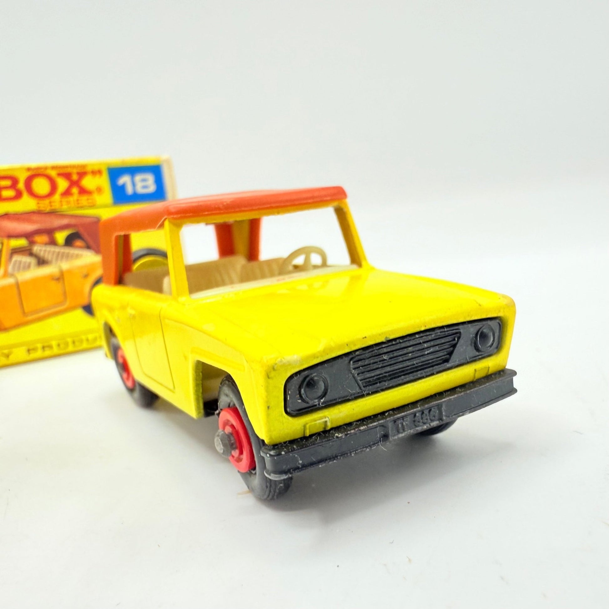 Matchbox Lesney 18e Field Car Red Hubs - Black grill & base - Magic Matchbox