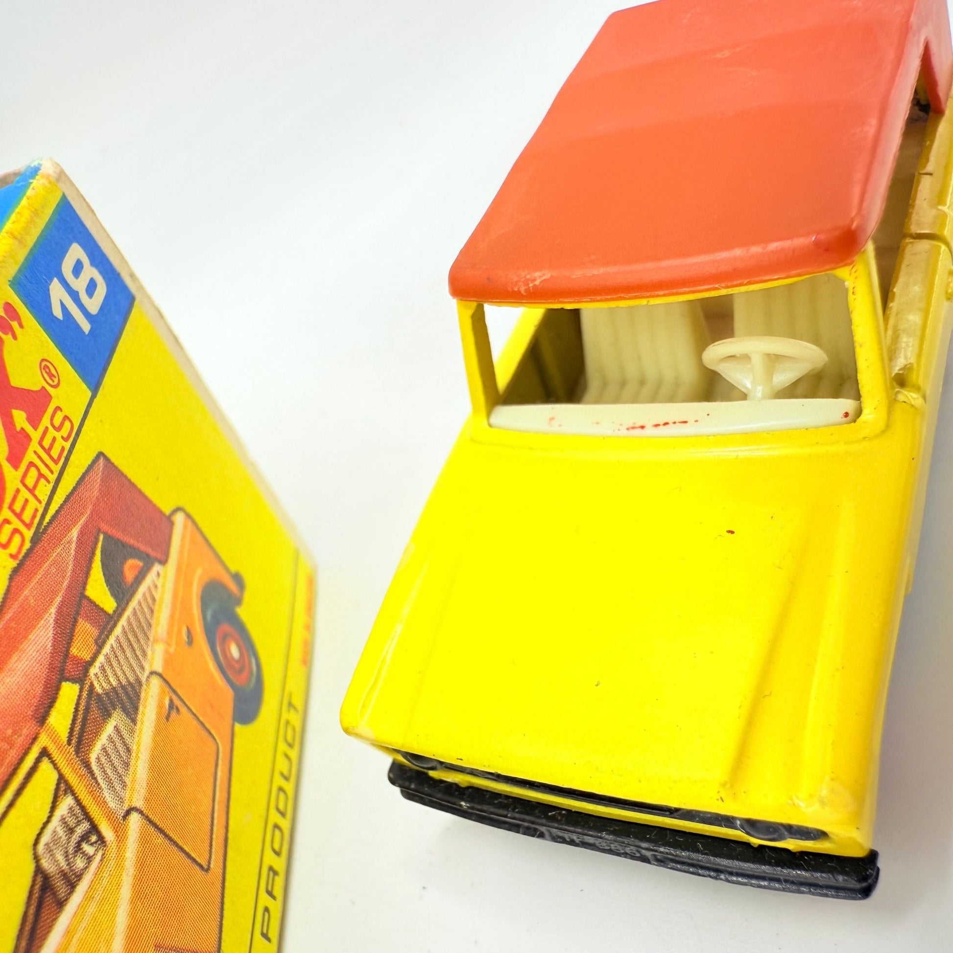 Matchbox Lesney 18e Field Car Red Hubs - Black grill & base - Magic Matchbox