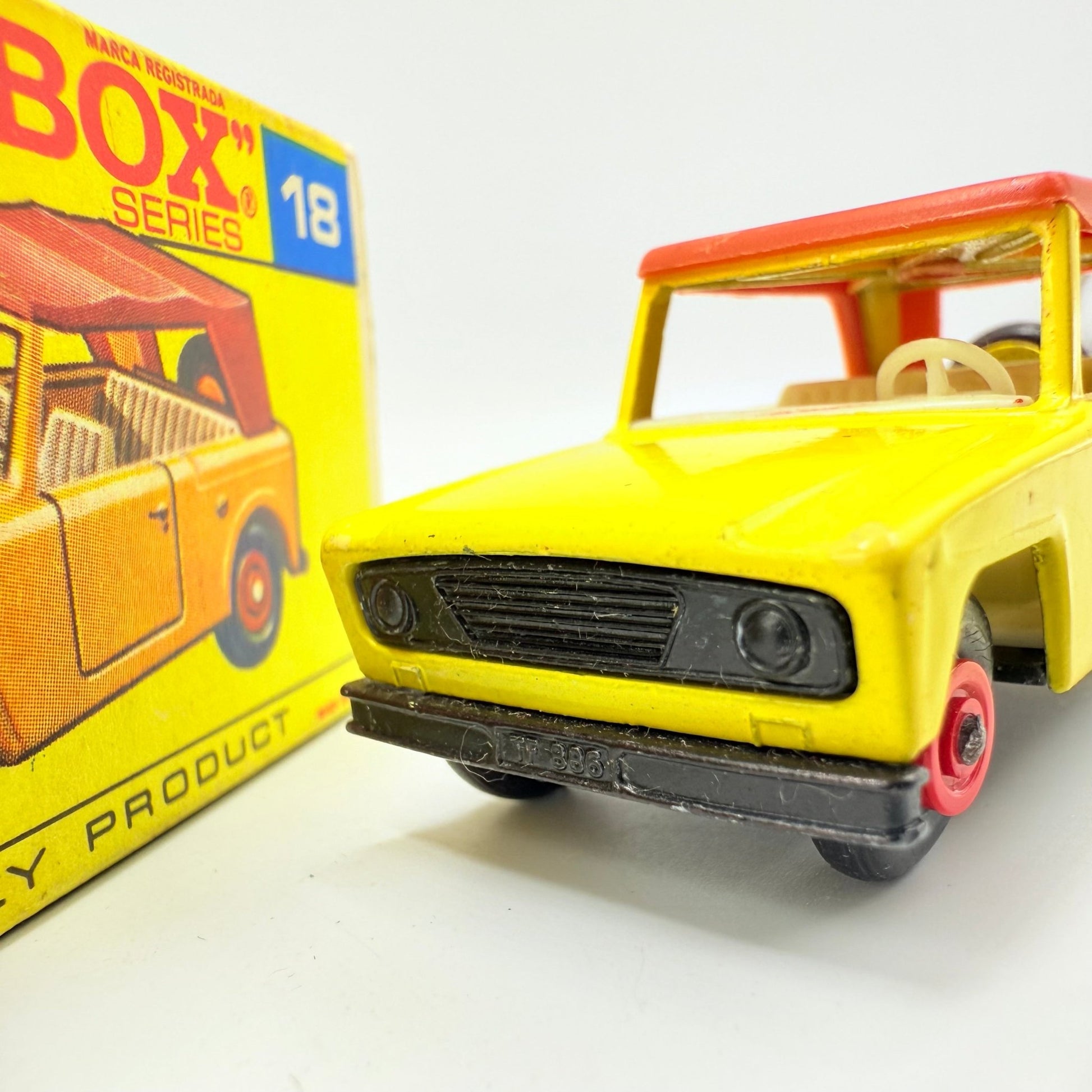 Matchbox Lesney 18e Field Car Red Hubs - Black grill & base - Magic Matchbox