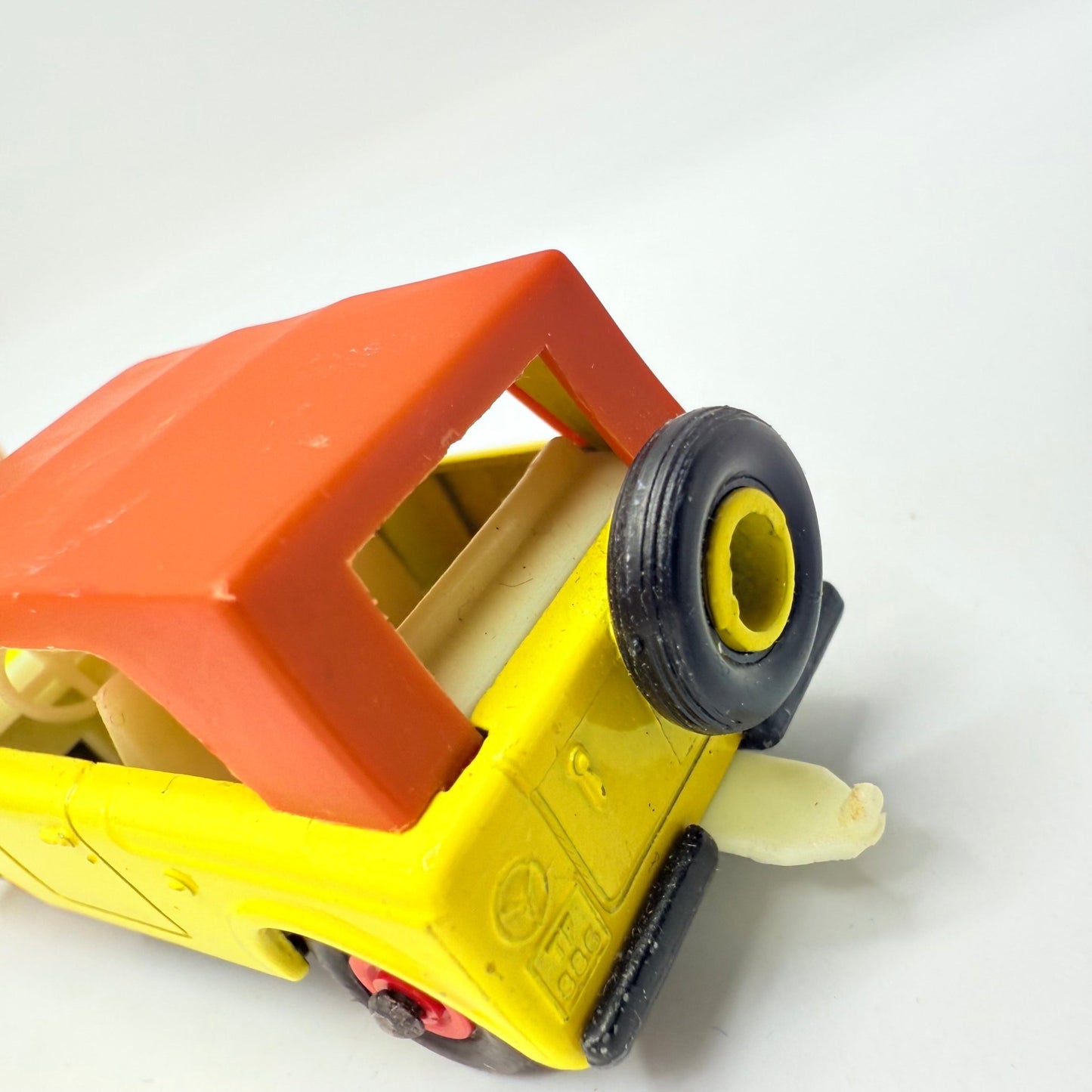 Matchbox Lesney 18e Field Car Red Hubs - Black grill & base - Magic Matchbox