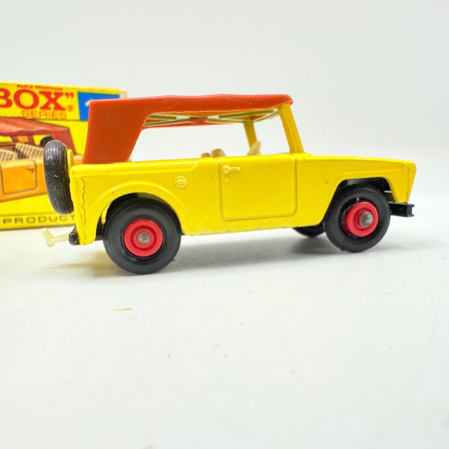 Matchbox Lesney 18e Field Car Red Hubs - Black grill & base - Magic Matchbox