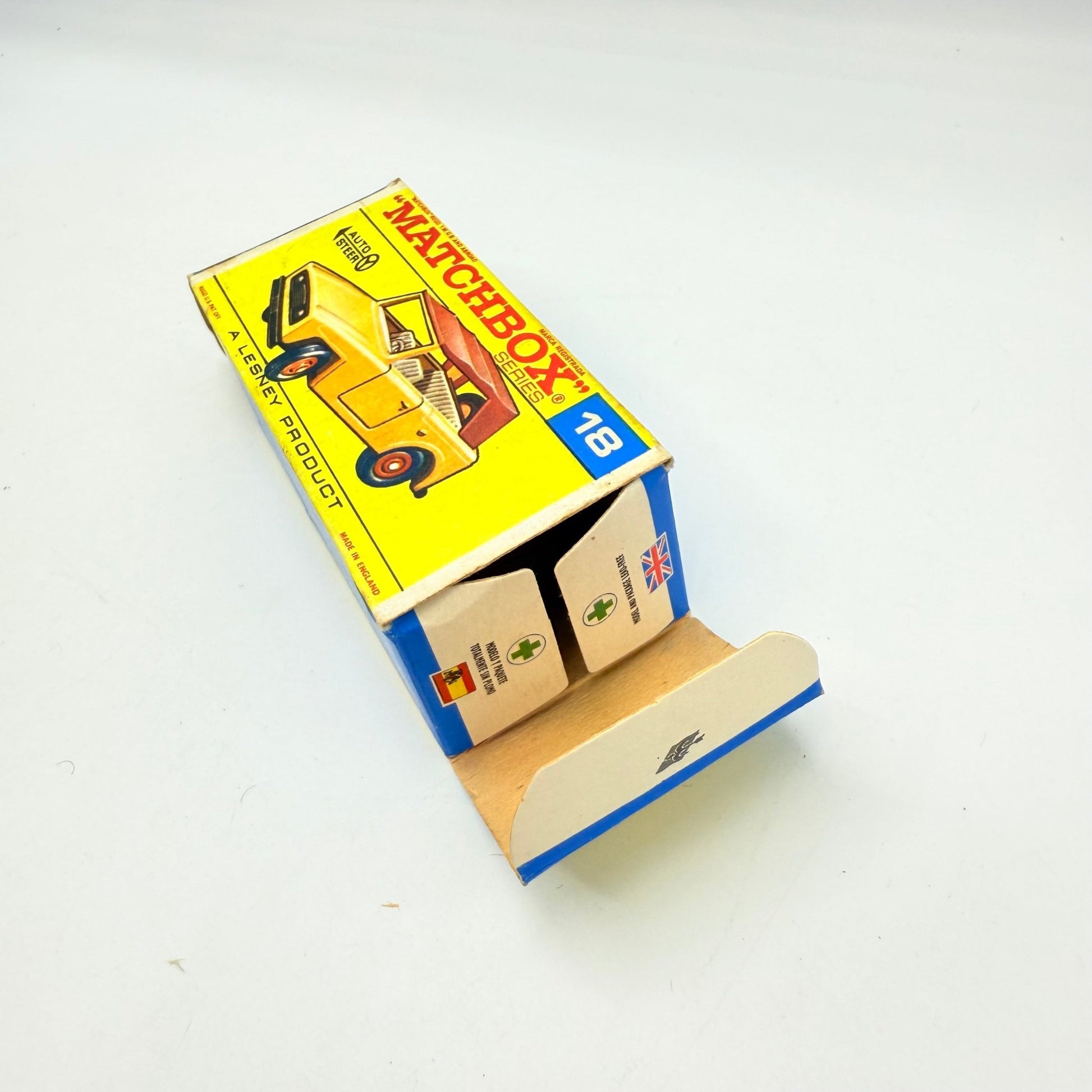 Matchbox Lesney 18e Field Car Red Hubs - Black grill & base - Magic Matchbox