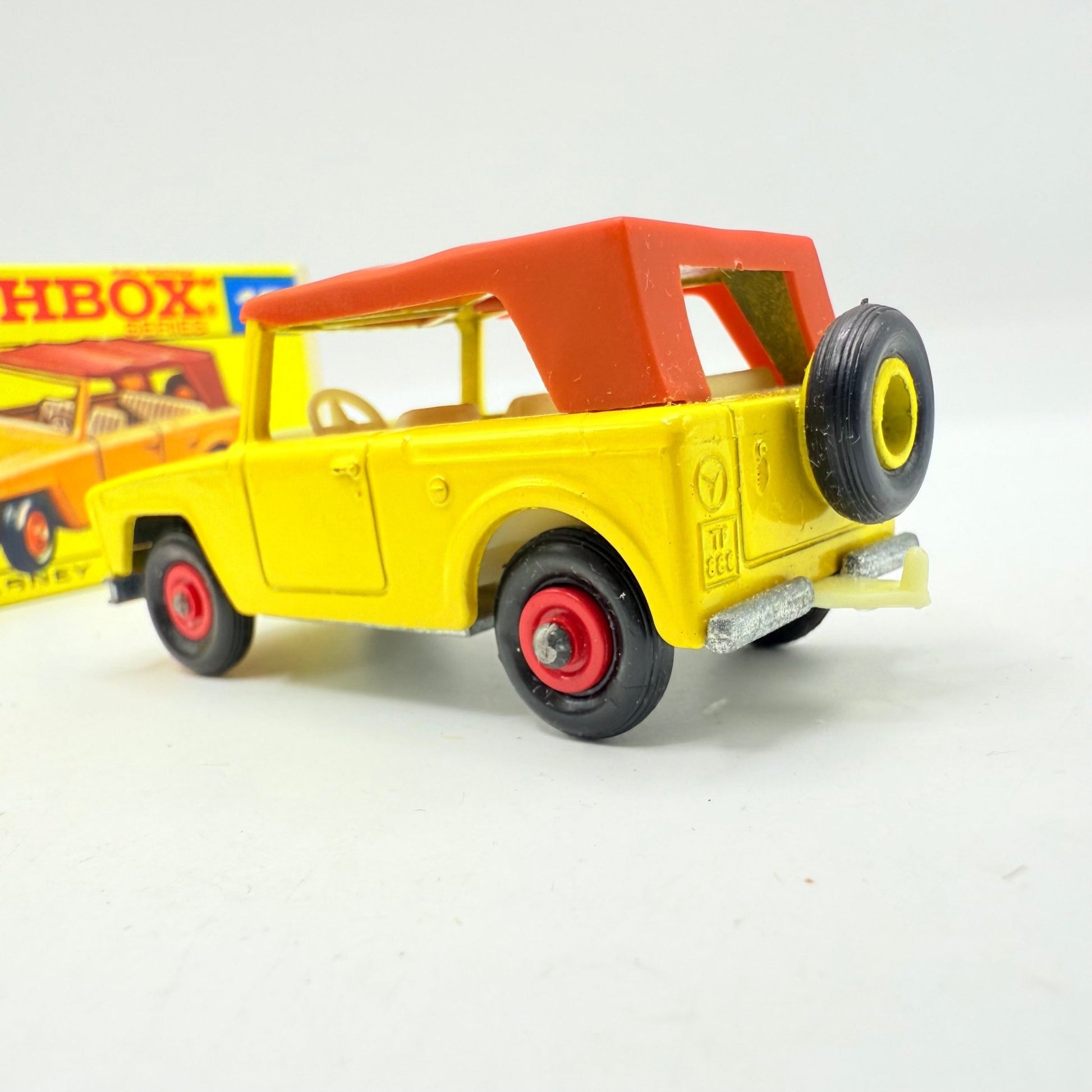 Matchbox Lesney 18e Field Car Red Hubs - Unpainted base - Magic Matchbox