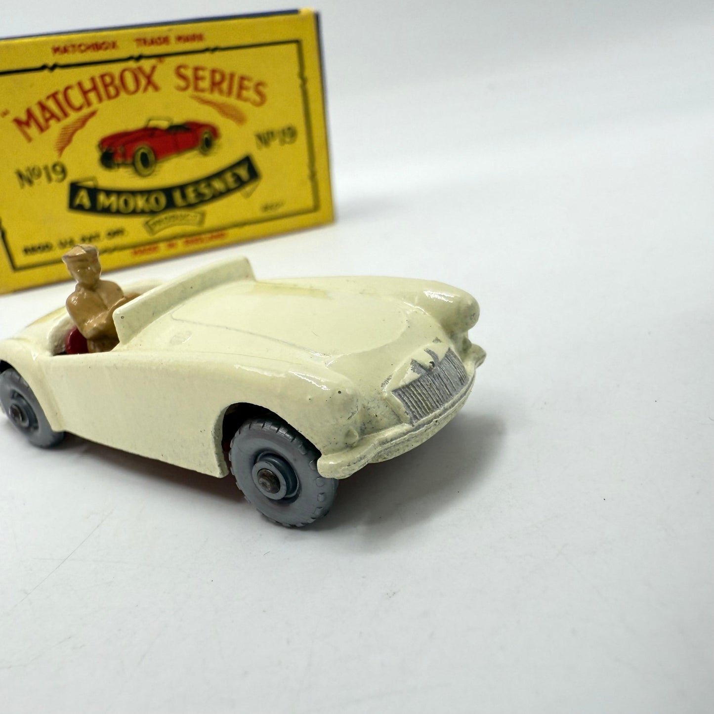 Matchbox Lesney 19b MGA Very RARE SILVER WHEELS - Magic Matchbox