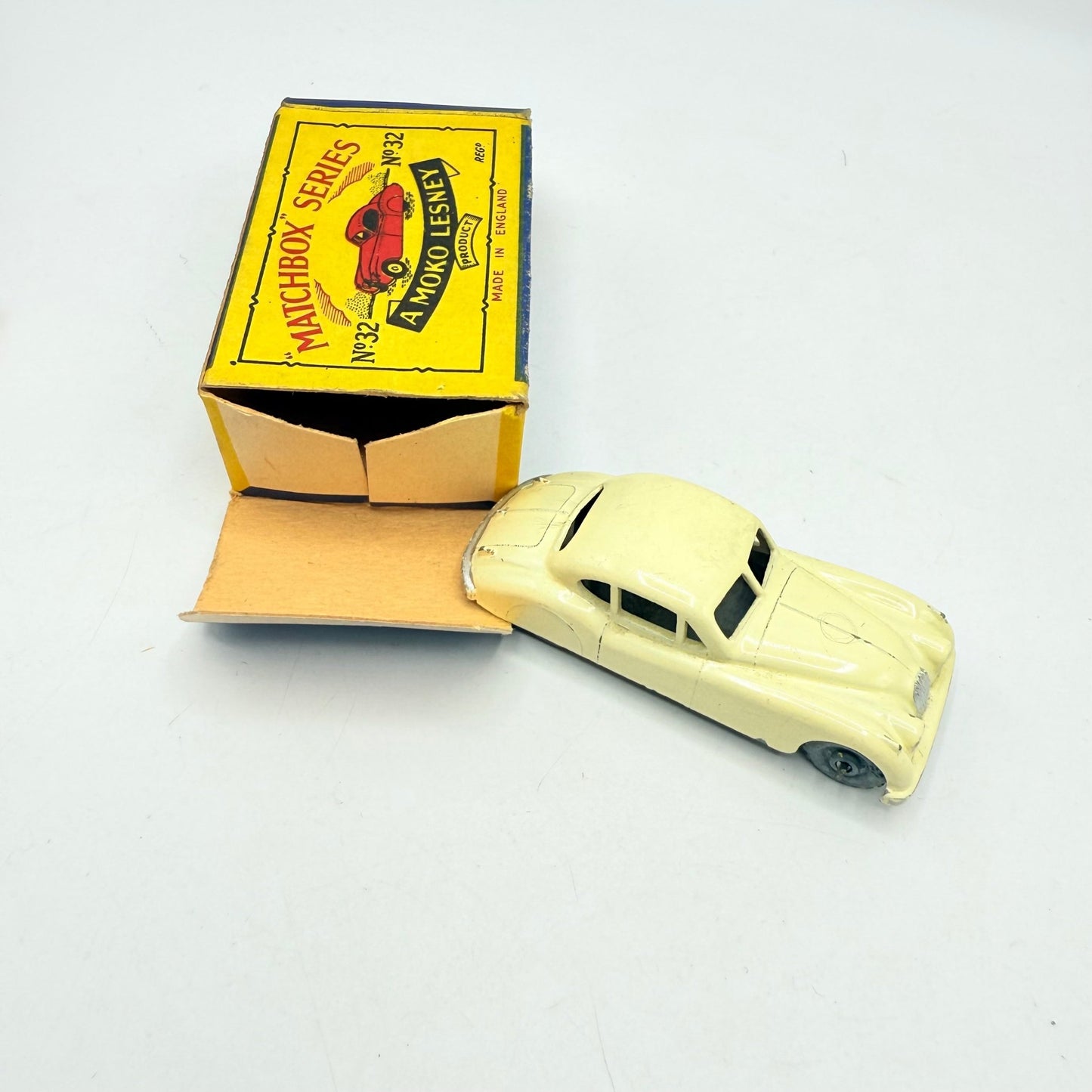 Matchbox Lesney 32a Jaguar XK140 white MW - Magic Matchbox