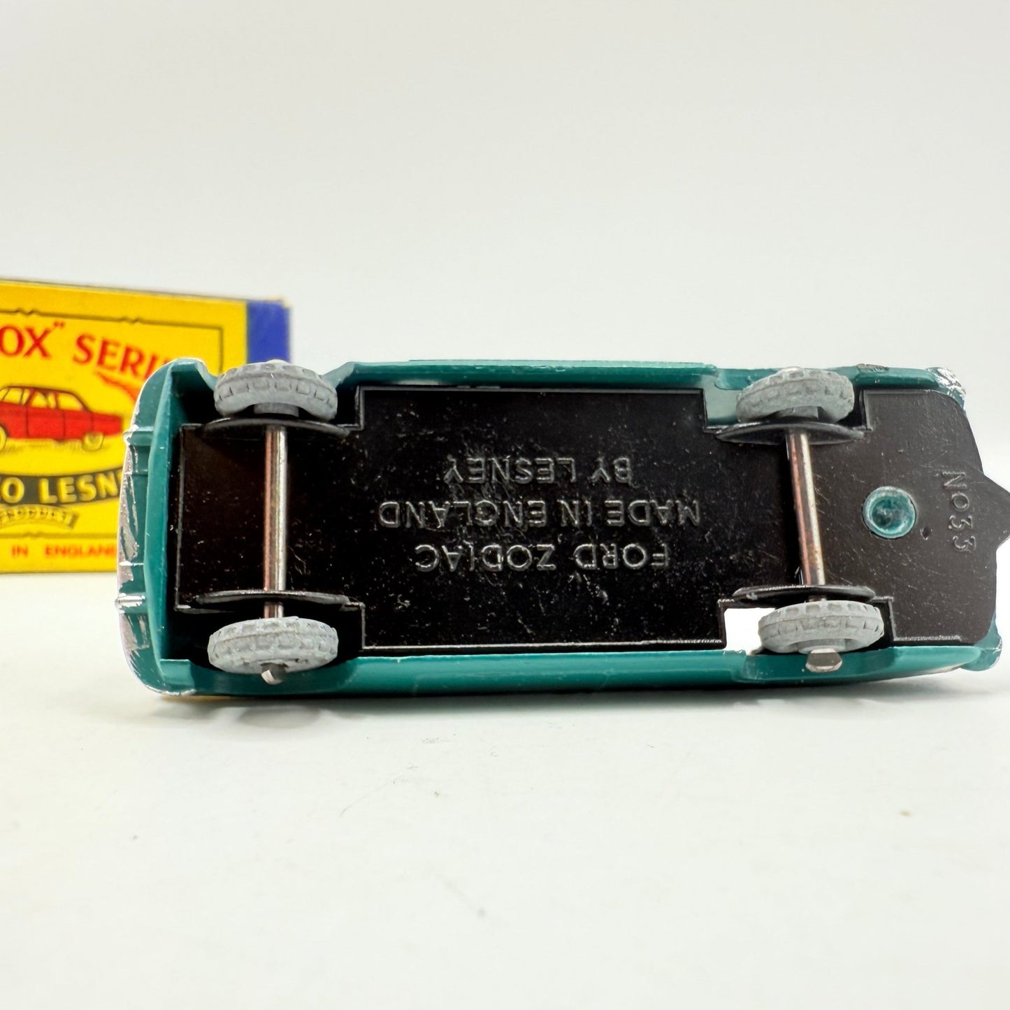 Matchbox Lesney 33a Ford Zodiac MATT PAINT Dark Green MW - Magic Matchbox