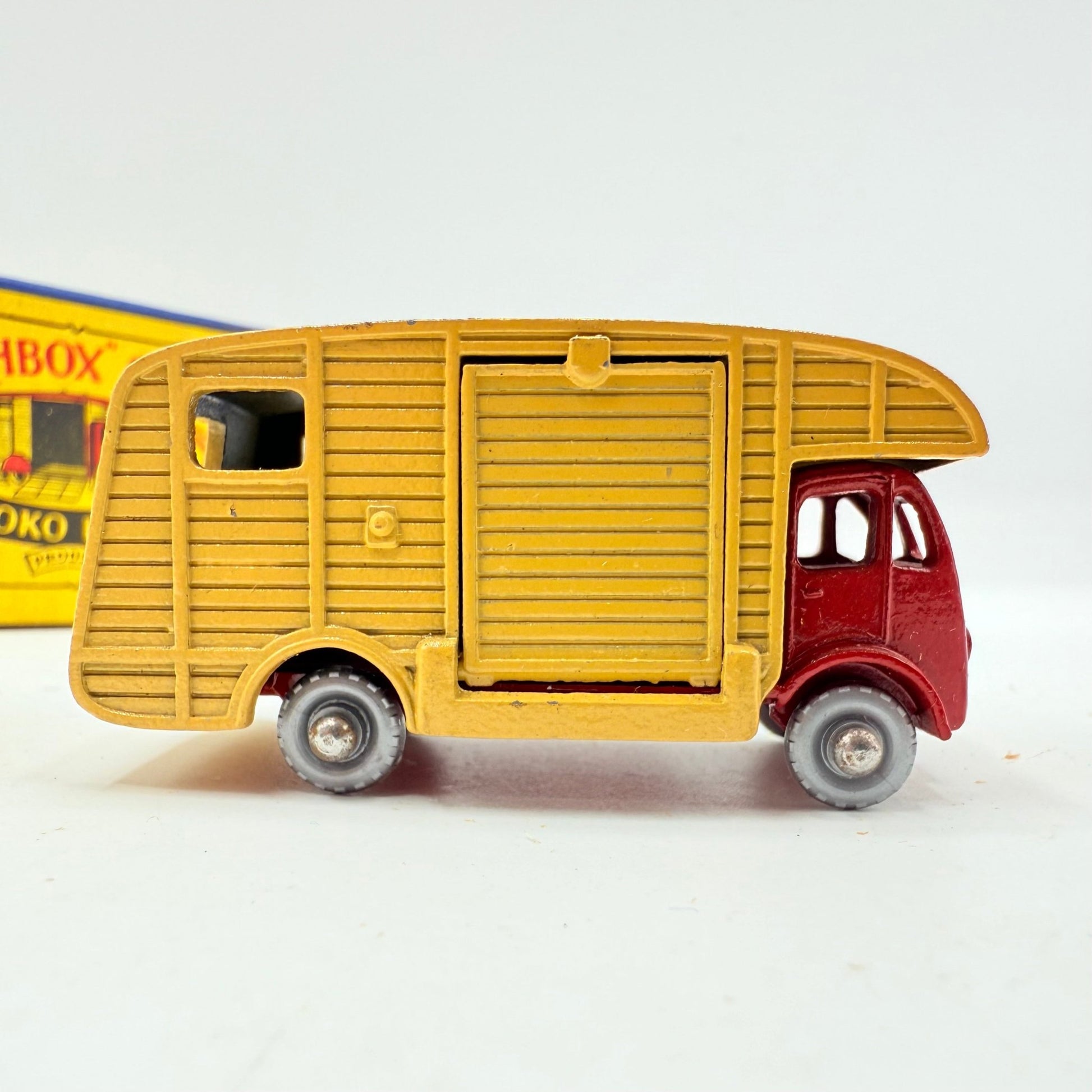 Matchbox Lesney 35a ERF Horse box with RARE SPW - Magic Matchbox