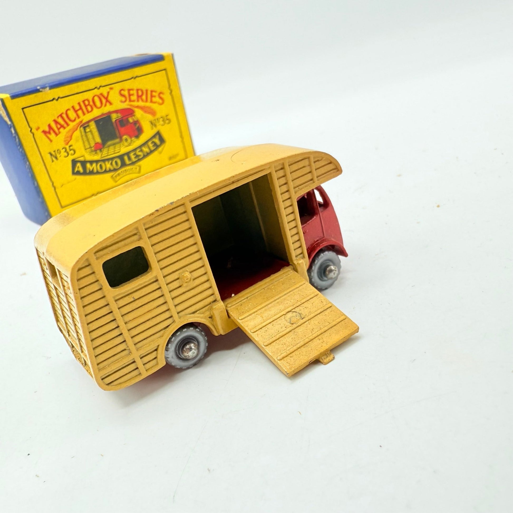 Matchbox Lesney 35a ERF Horse box with RARE SPW - Magic Matchbox