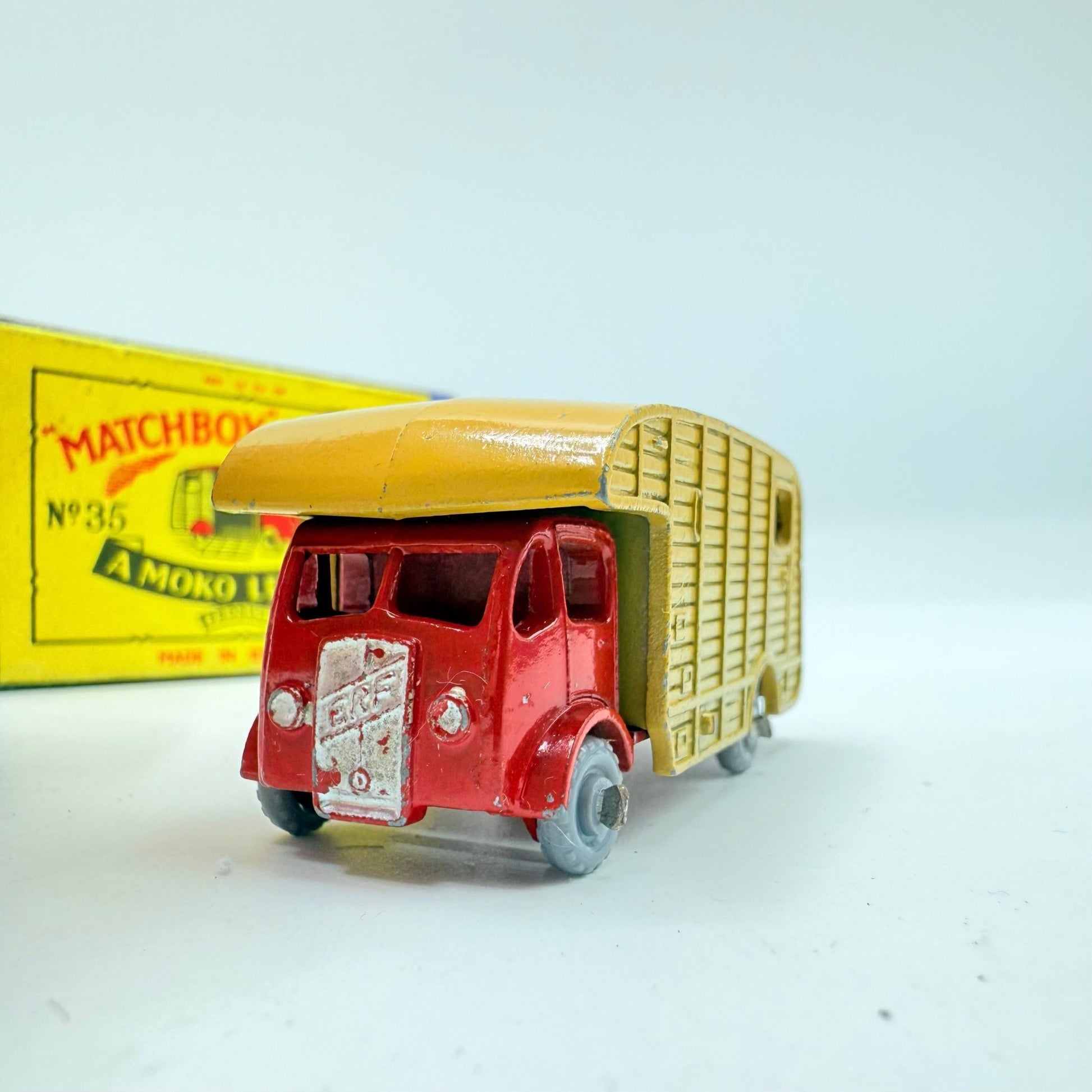 Matchbox Lesney 35a ERF Horsebox GPW - Magic Matchbox