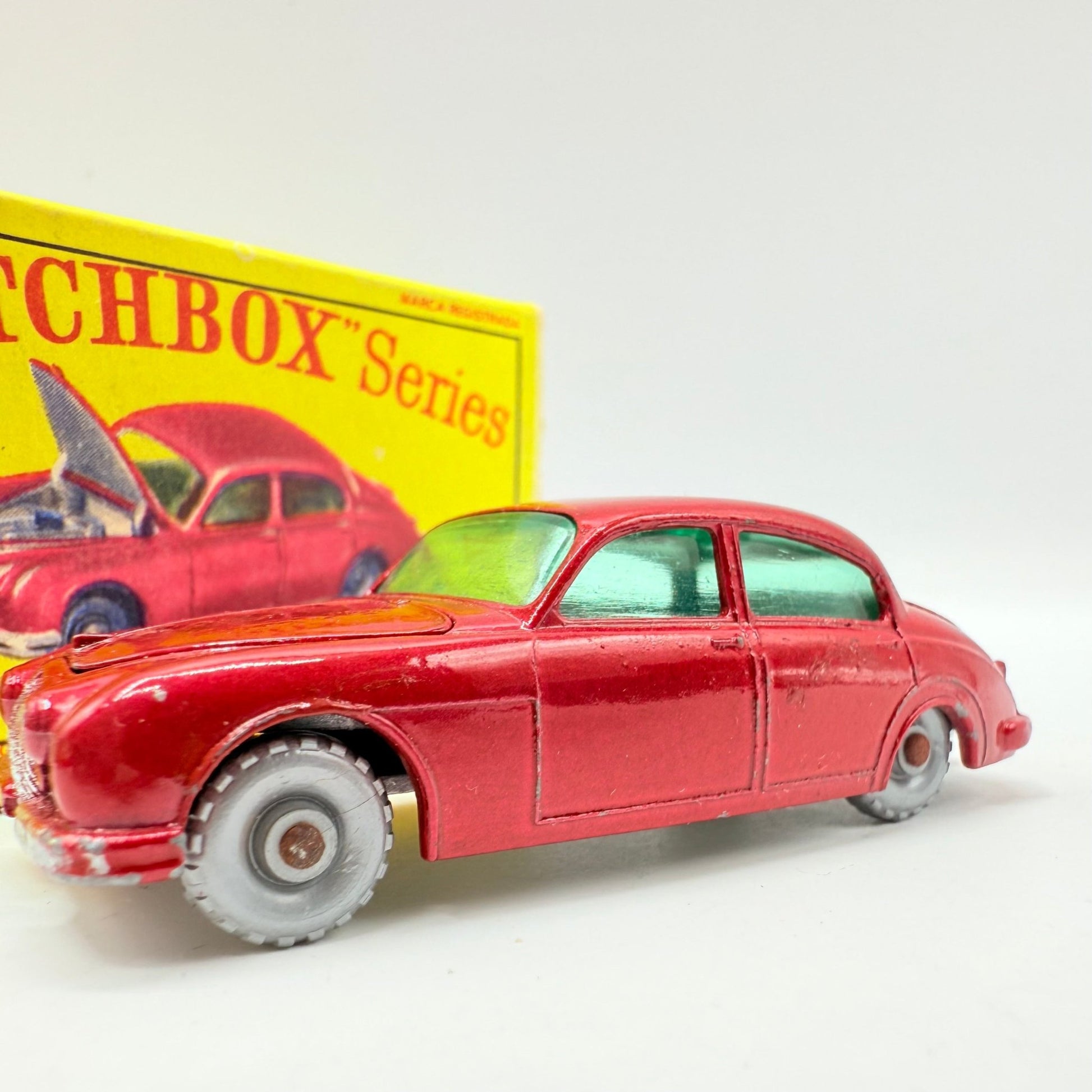 Matchbox Lesney 65b Jaguar 3.8 Litre Saloon SPW - Magic Matchbox