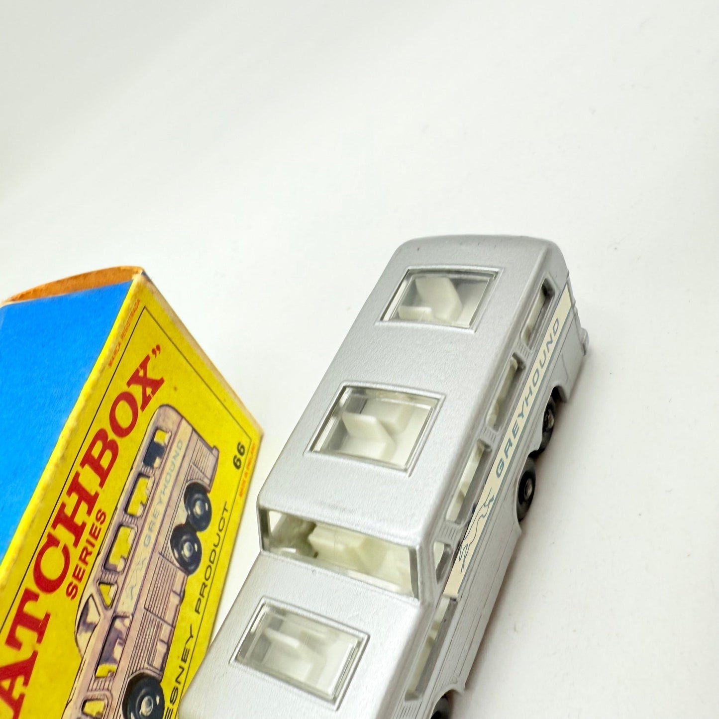 Matchbox Lesney 66c Greyhound Coach Clear Windows - Magic Matchbox