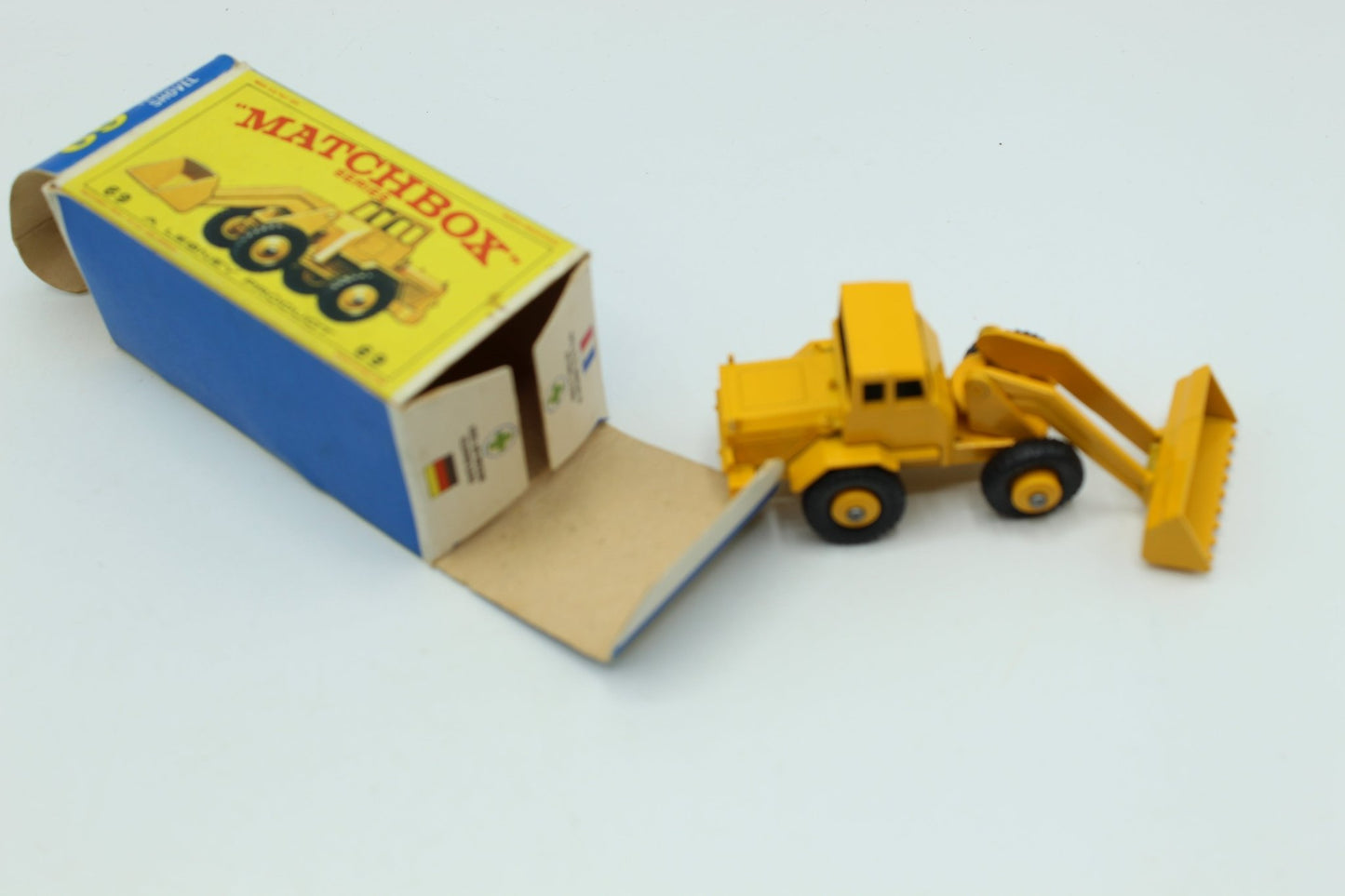 Matchbox Lesney 69b Hatra Shovel Yellow - Magic Matchbox