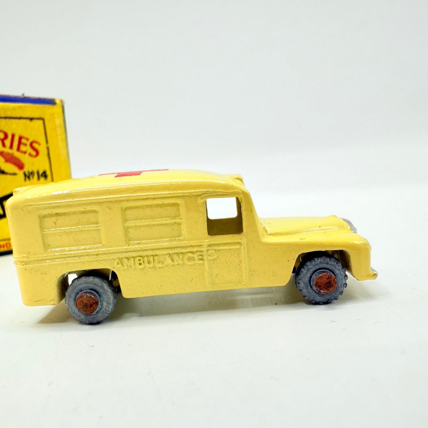 Matchbox Lesney 14a Daimler Ambulance MW - Magic Matchbox