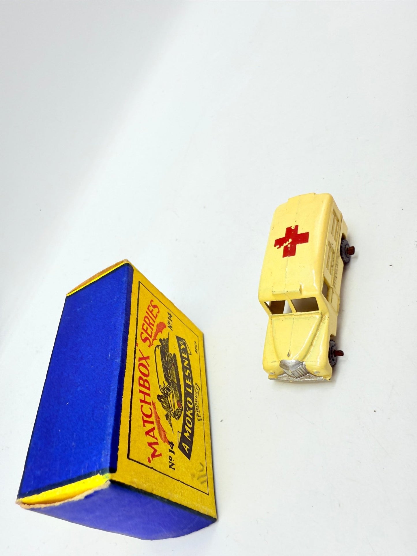 Matchbox Lesney 14a Daimler Ambulance MW - Magic Matchbox
