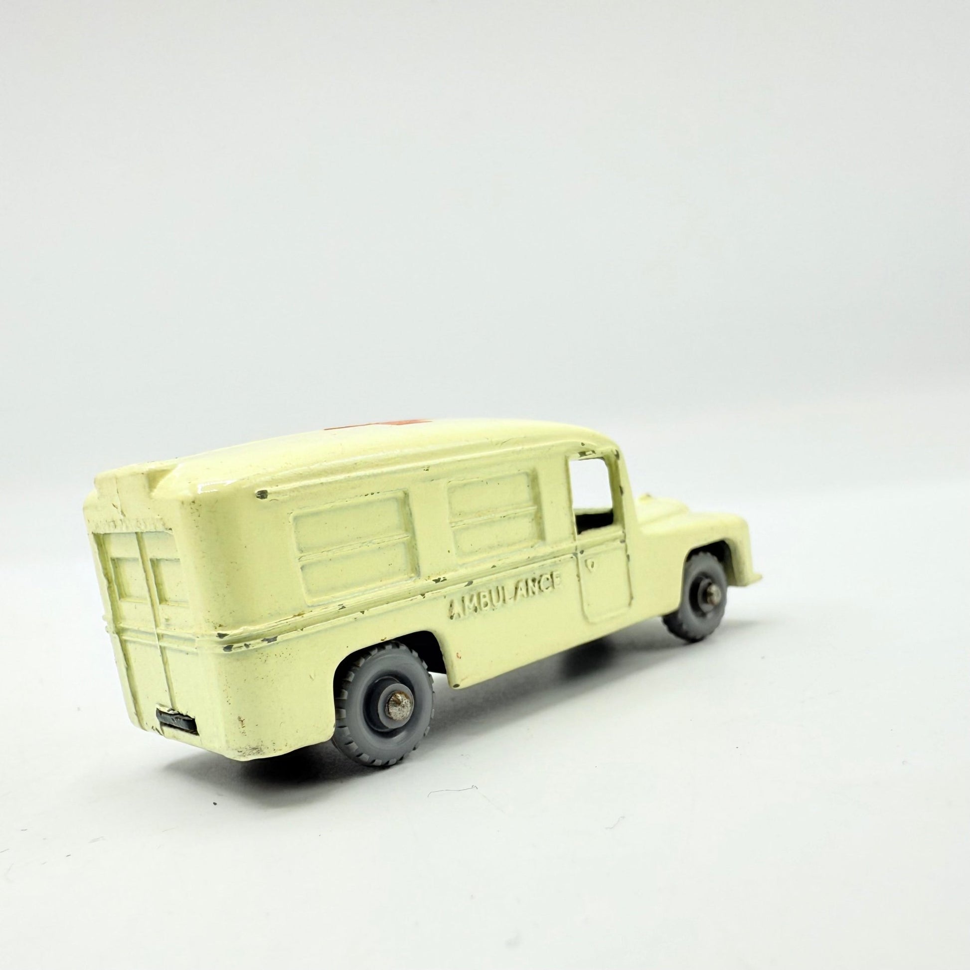Matchbox Lesney 14b Daimler Ambulance GPW Off - white - Magic Matchbox