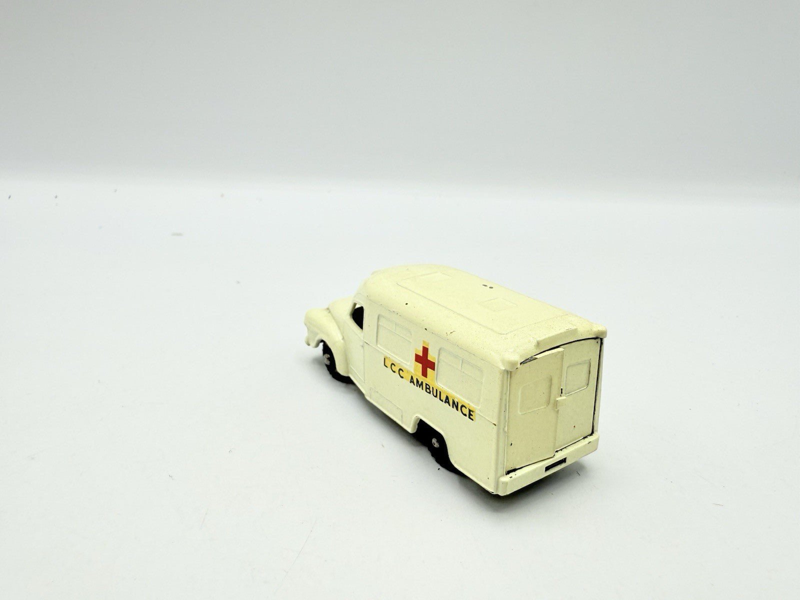 Matchbox Lesney 14c Bedford Lomas Ambulance BPW - Magic Matchbox