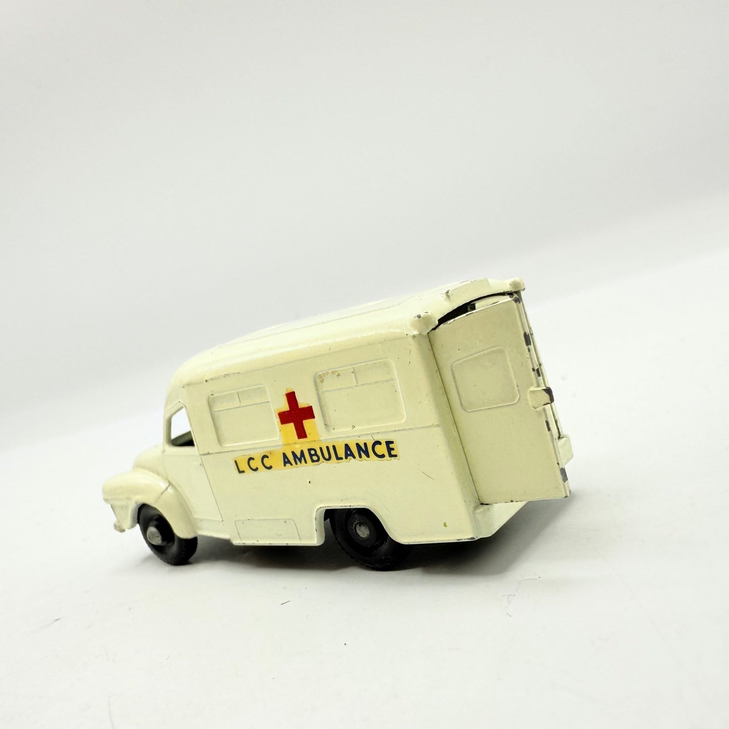 Matchbox Lesney 14c Bedford Lomas Ambulance BPW - Magic Matchbox