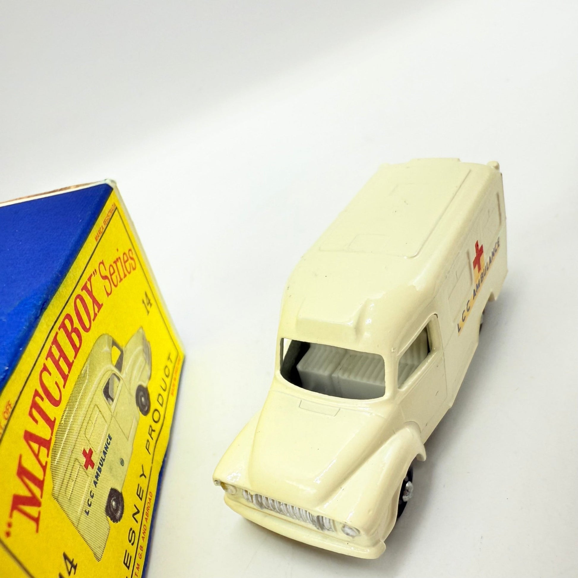 Matchbox Lesney 14c Bedford Lomas Ambulance BPW - Magic Matchbox
