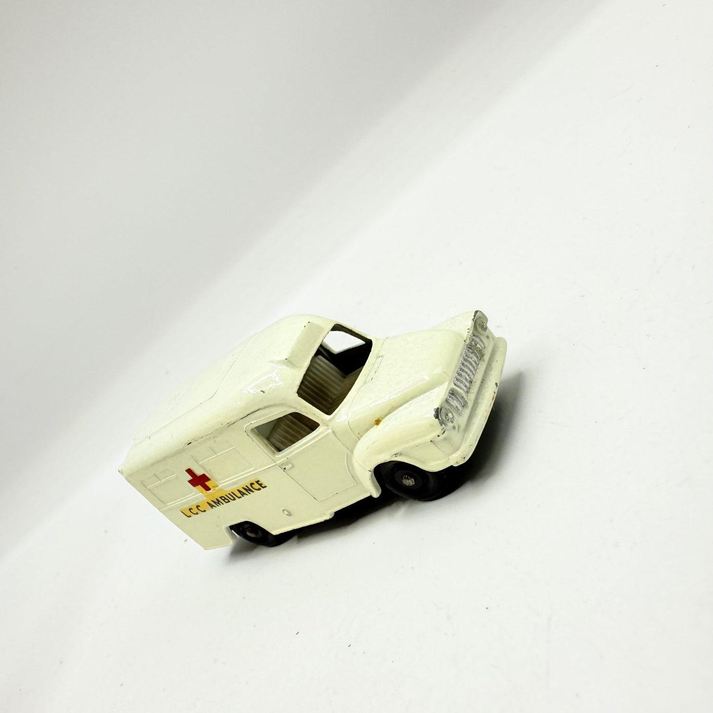 Matchbox Lesney 14c Bedford Lomas Ambulance BPW - Magic Matchbox