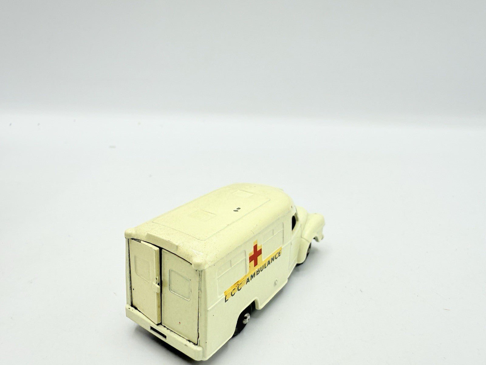 Matchbox Lesney 14c Bedford Lomas Ambulance BPW - Magic Matchbox