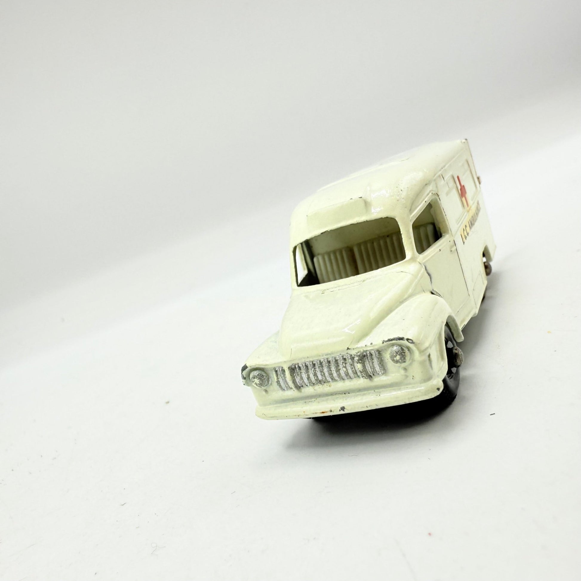 Matchbox Lesney 14c Bedford Lomas Ambulance BPW - Magic Matchbox