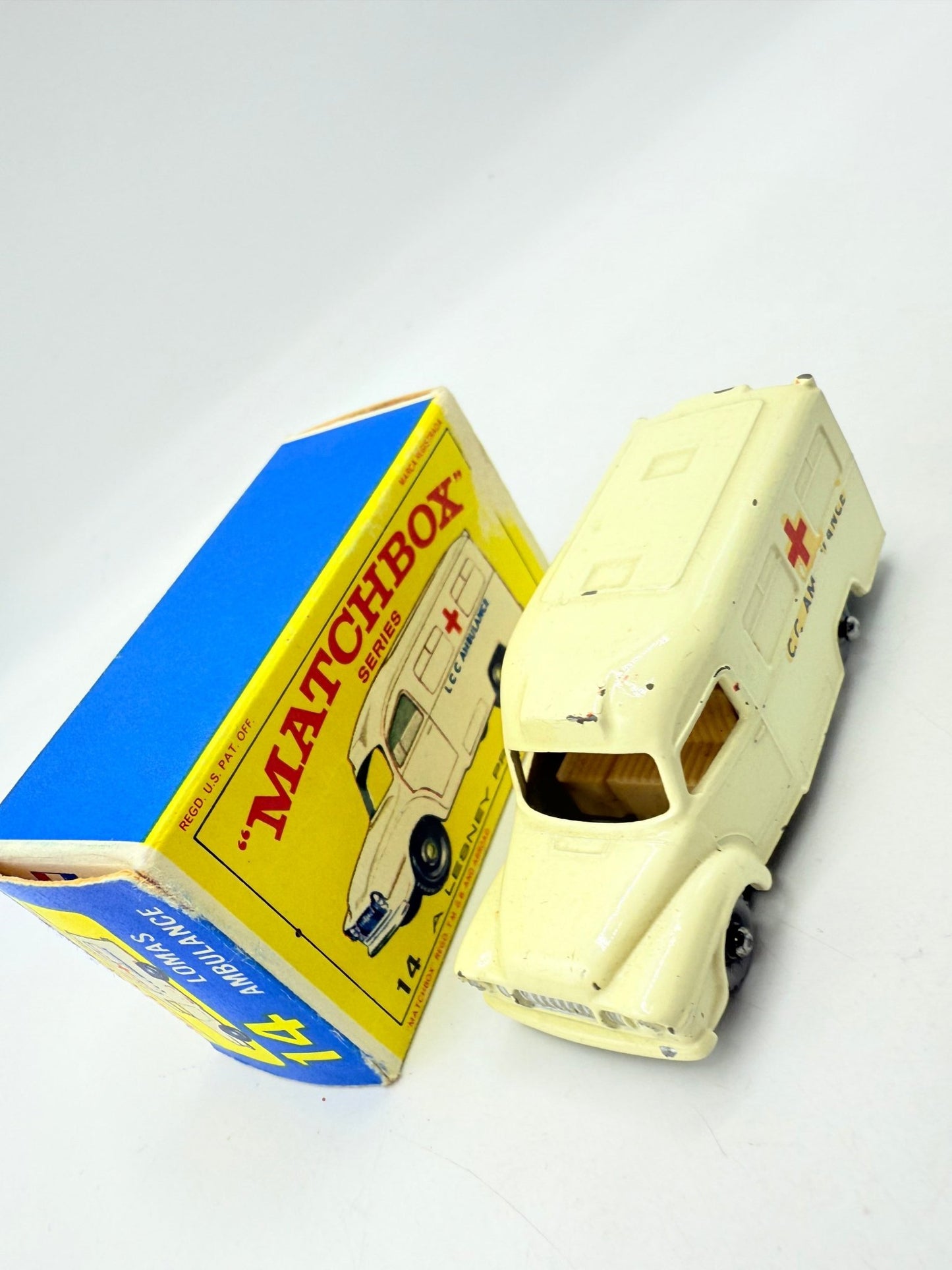 Matchbox Lesney 14c Lomas Ambulance GPW Smooth Roof - Magic Matchbox