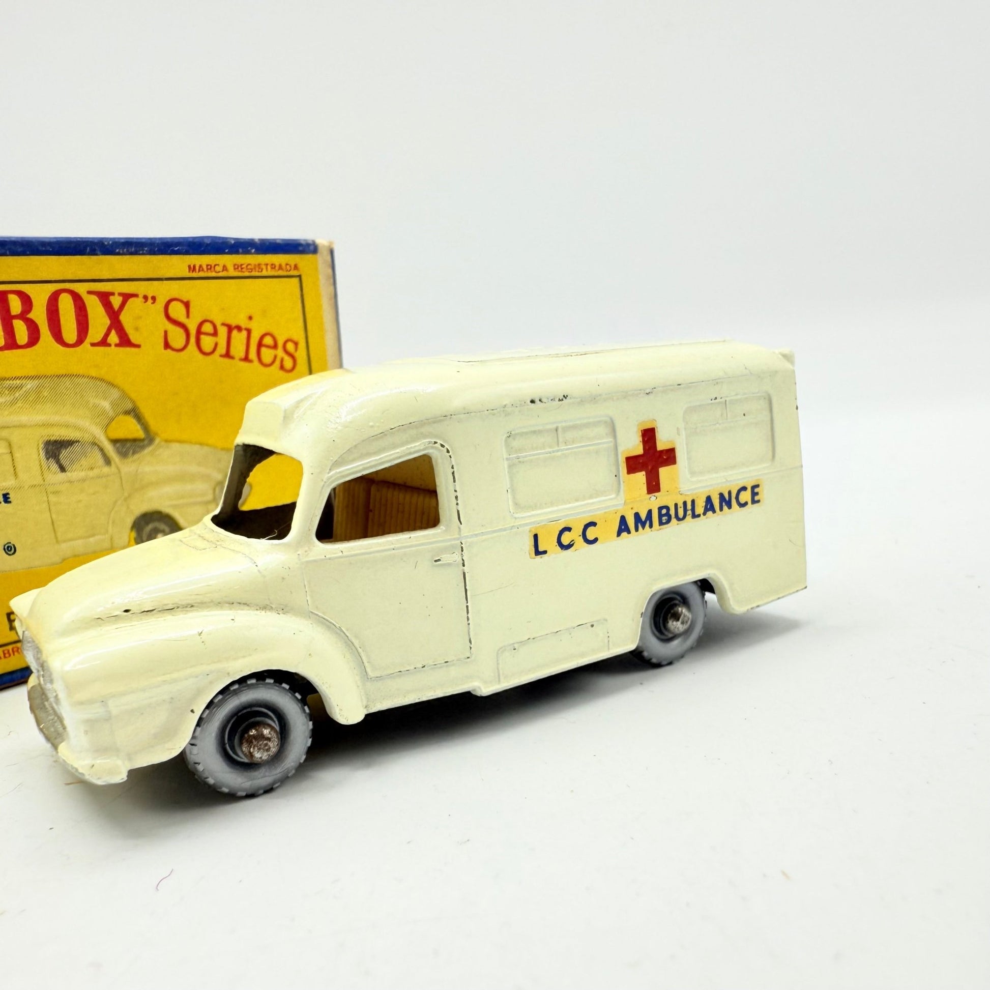 Matchbox Lesney 14c Lomas Ambulance SPW CRISS - CROSS Roof - Magic Matchbox