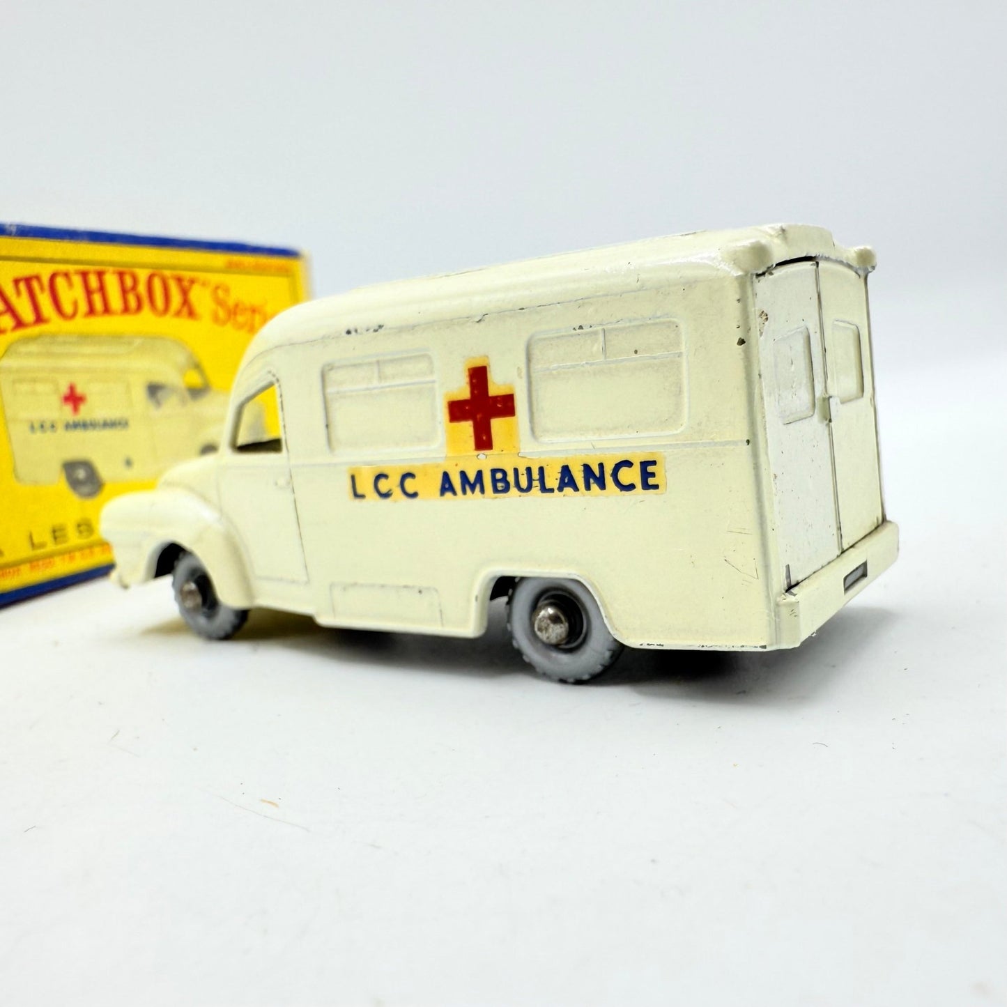 Matchbox Lesney 14c Lomas Ambulance SPW CRISS - CROSS Roof - Magic Matchbox