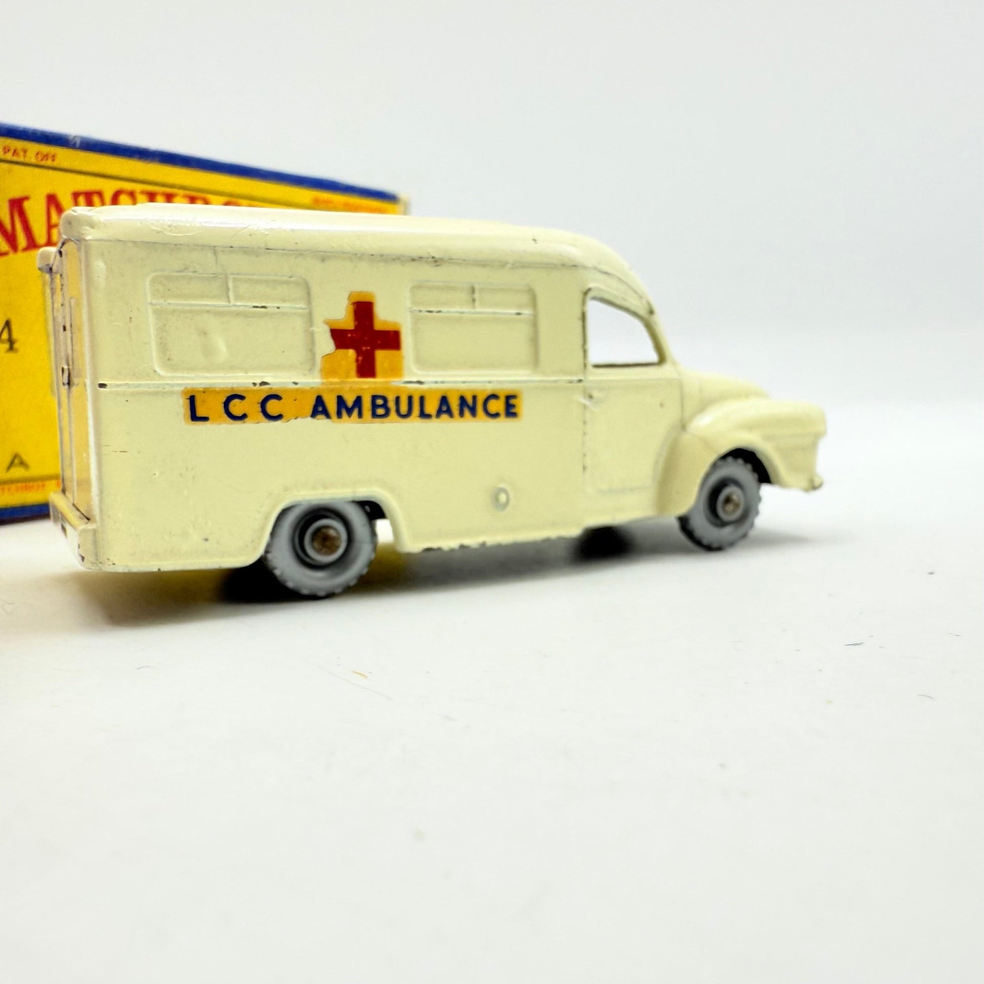 Matchbox Lesney 14c Lomas Ambulance SPW CRISS - CROSS Roof - Magic Matchbox
