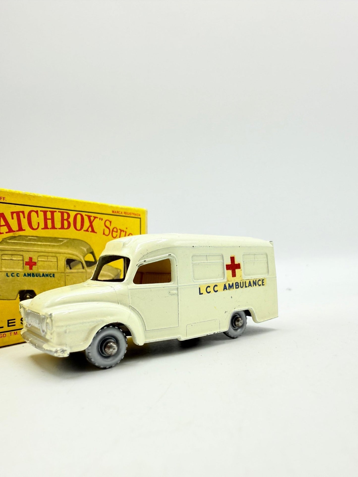 Matchbox Lesney 14c Lomas Ambulance SPW Smooth Roof - Magic Matchbox