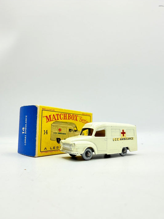 Matchbox Lesney 14c Lomas Ambulance SPW Smooth Roof - Magic Matchbox