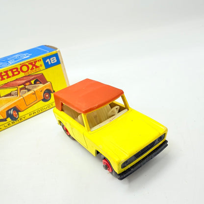 Matchbox Lesney 18e Field Car Red Hubs - Black grill & base - Magic Matchbox