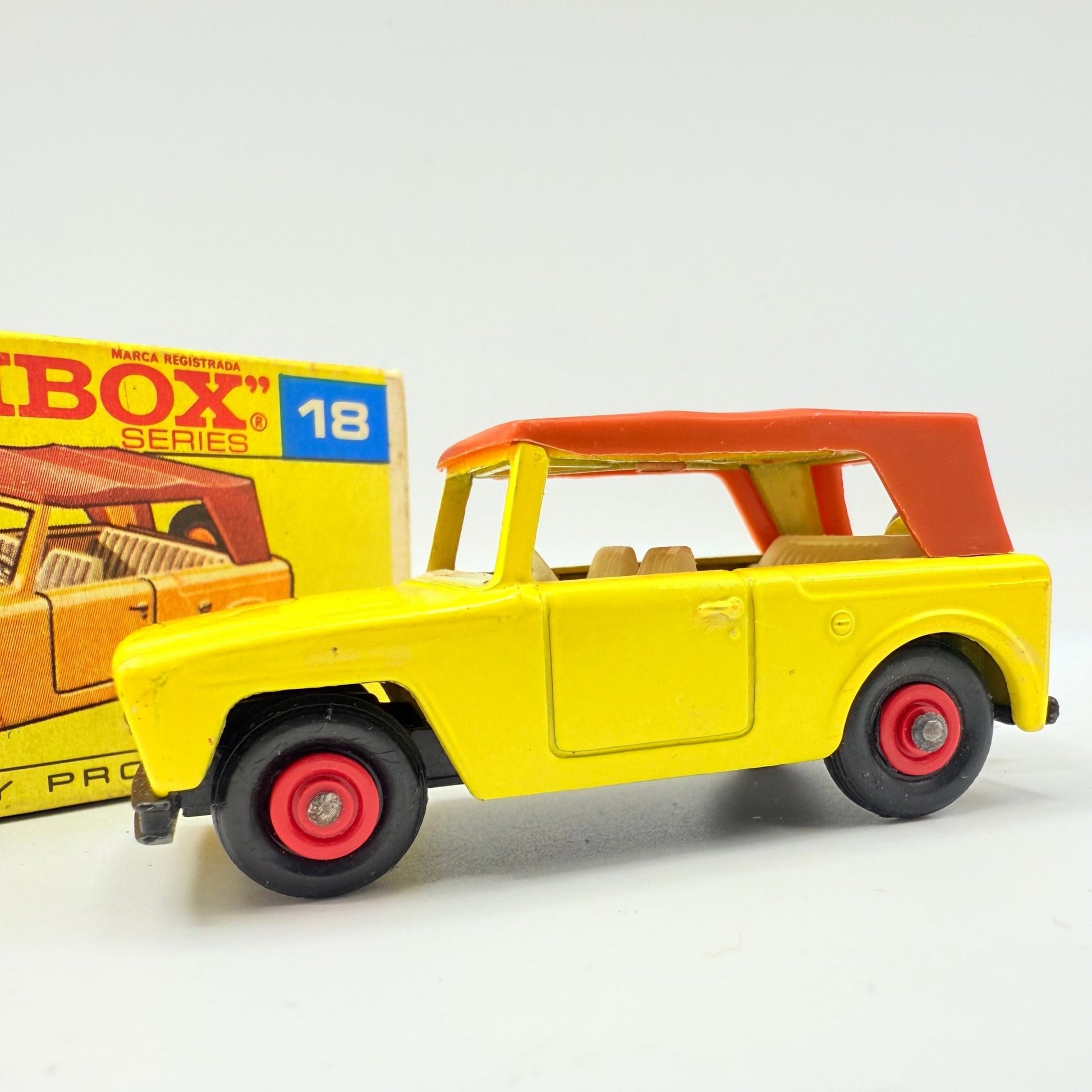 Matchbox Lesney 18e Field Car Red Hubs - Black grill & base - Magic Matchbox