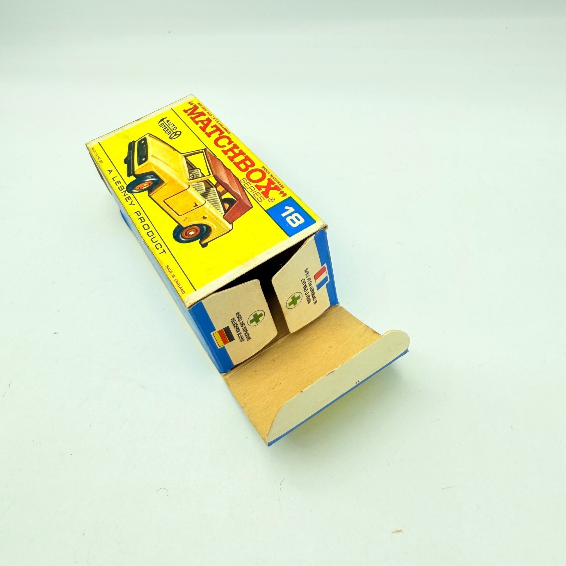 Matchbox Lesney 18e Field Car Red Hubs - Black grill & base - Magic Matchbox