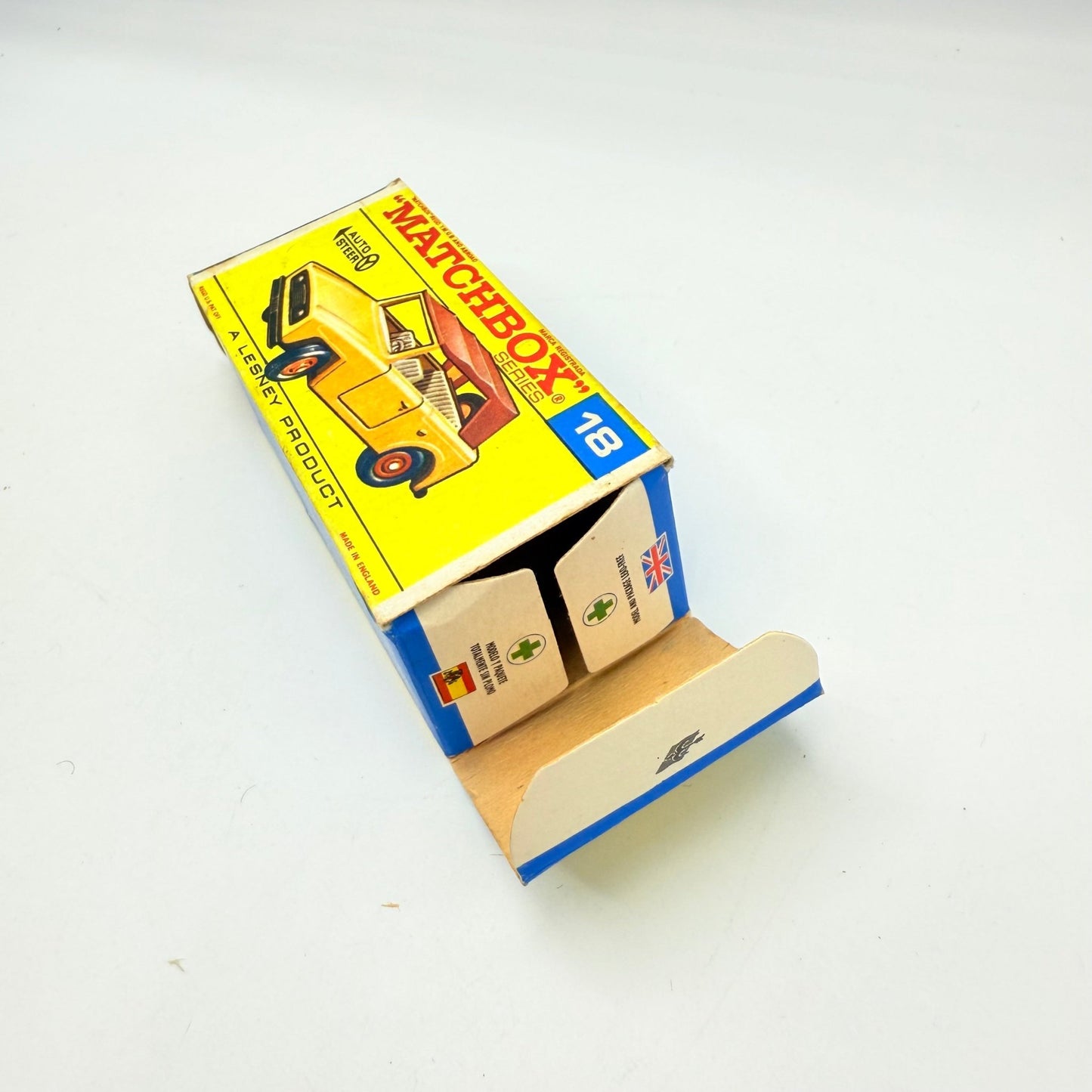 Matchbox Lesney 18e Field Car Red Hubs - Black grill & base - Magic Matchbox