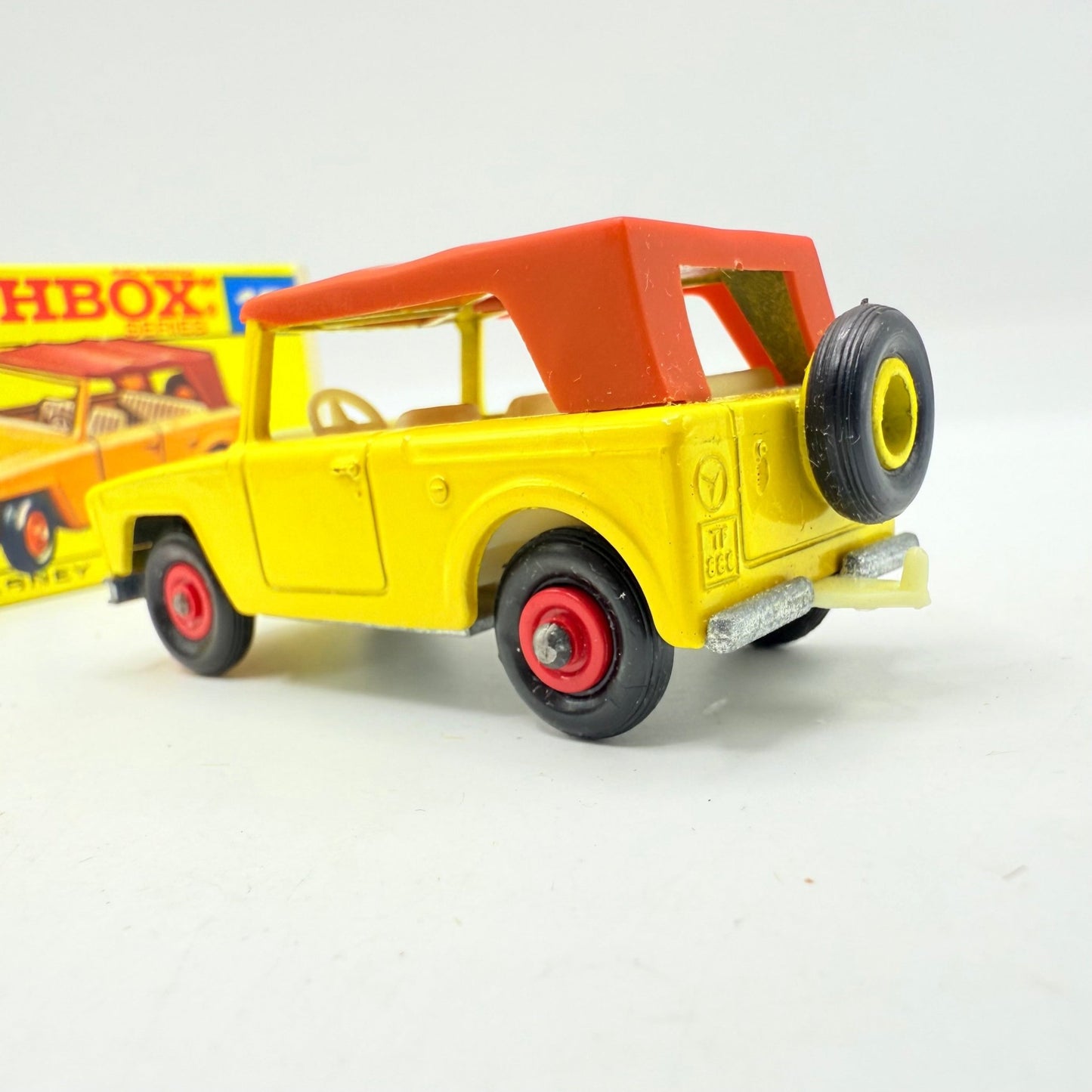 Matchbox Lesney 18e Field Car Red Hubs - Unpainted base - Magic Matchbox