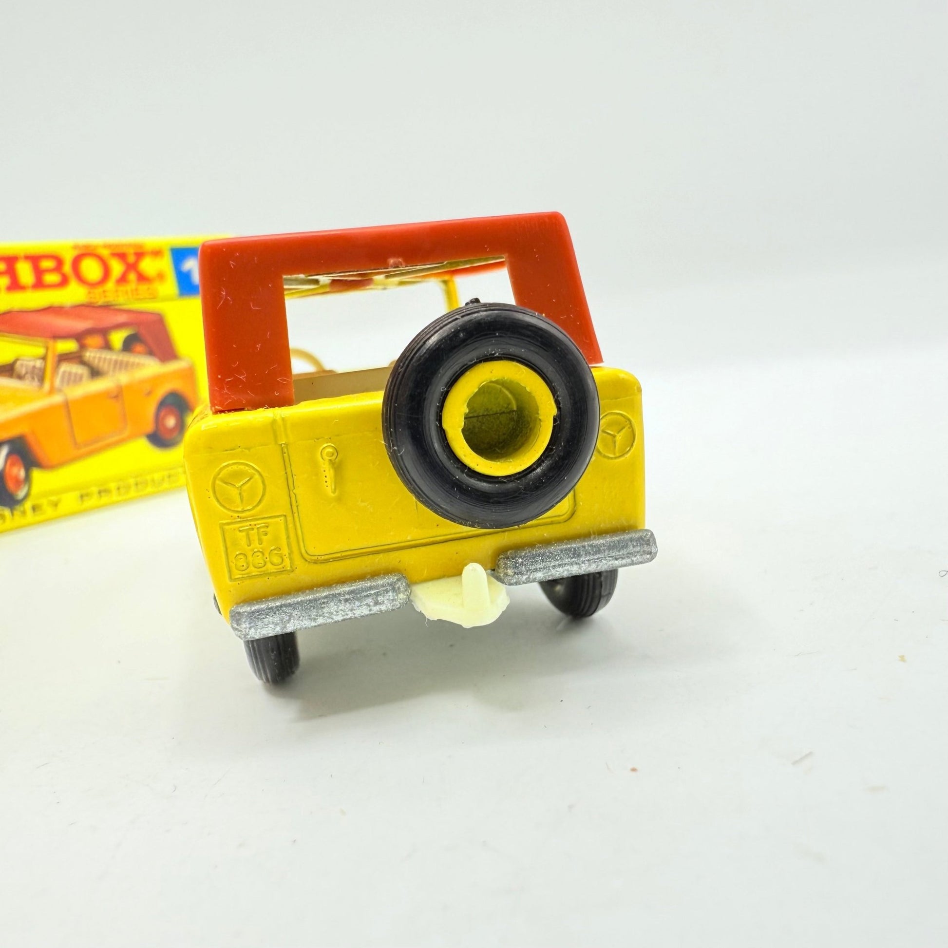 Matchbox Lesney 18e Field Car Red Hubs - Unpainted base - Magic Matchbox