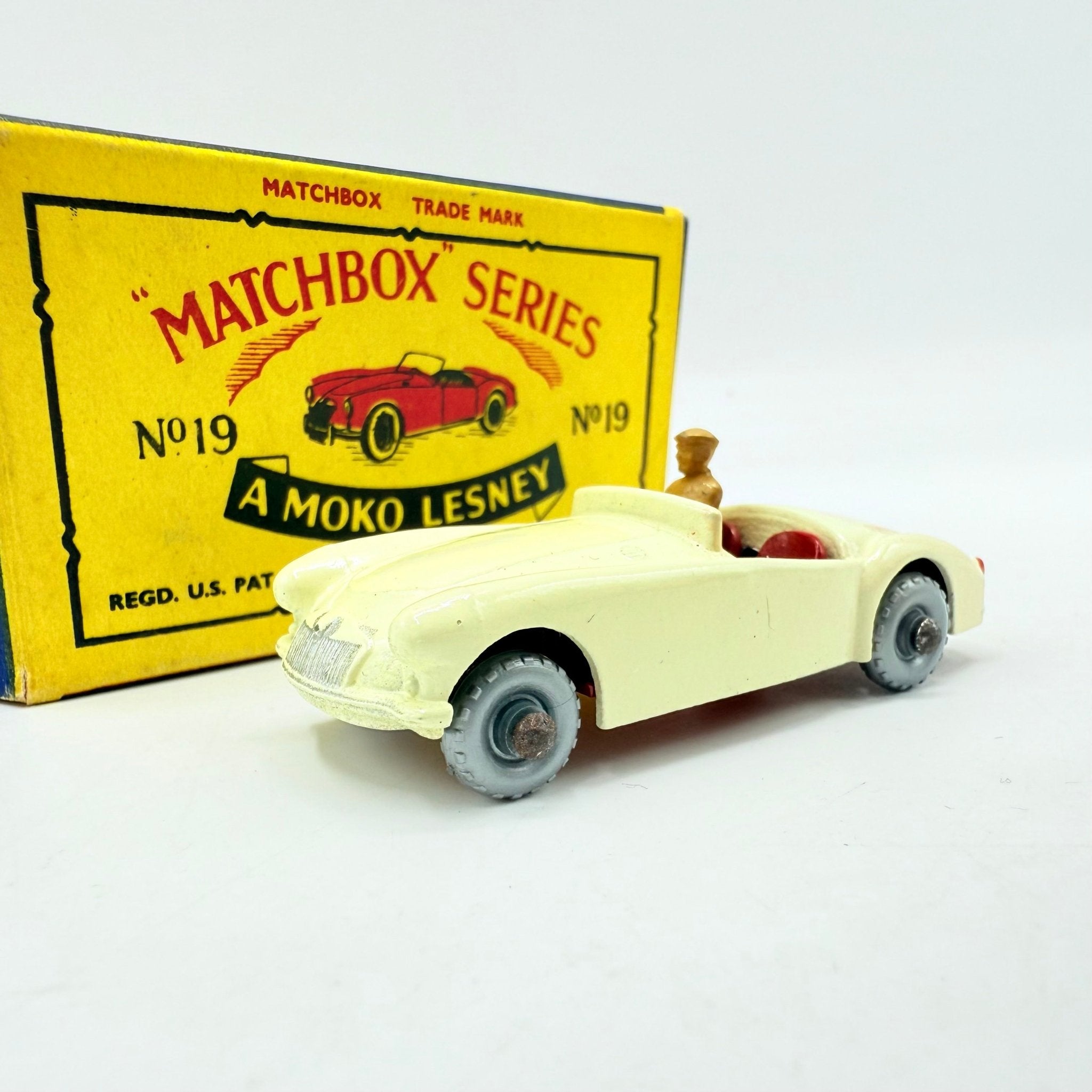 Matchbox Lesney 19b MGA Very RARE SILVER WHEELS - Magic Matchbox