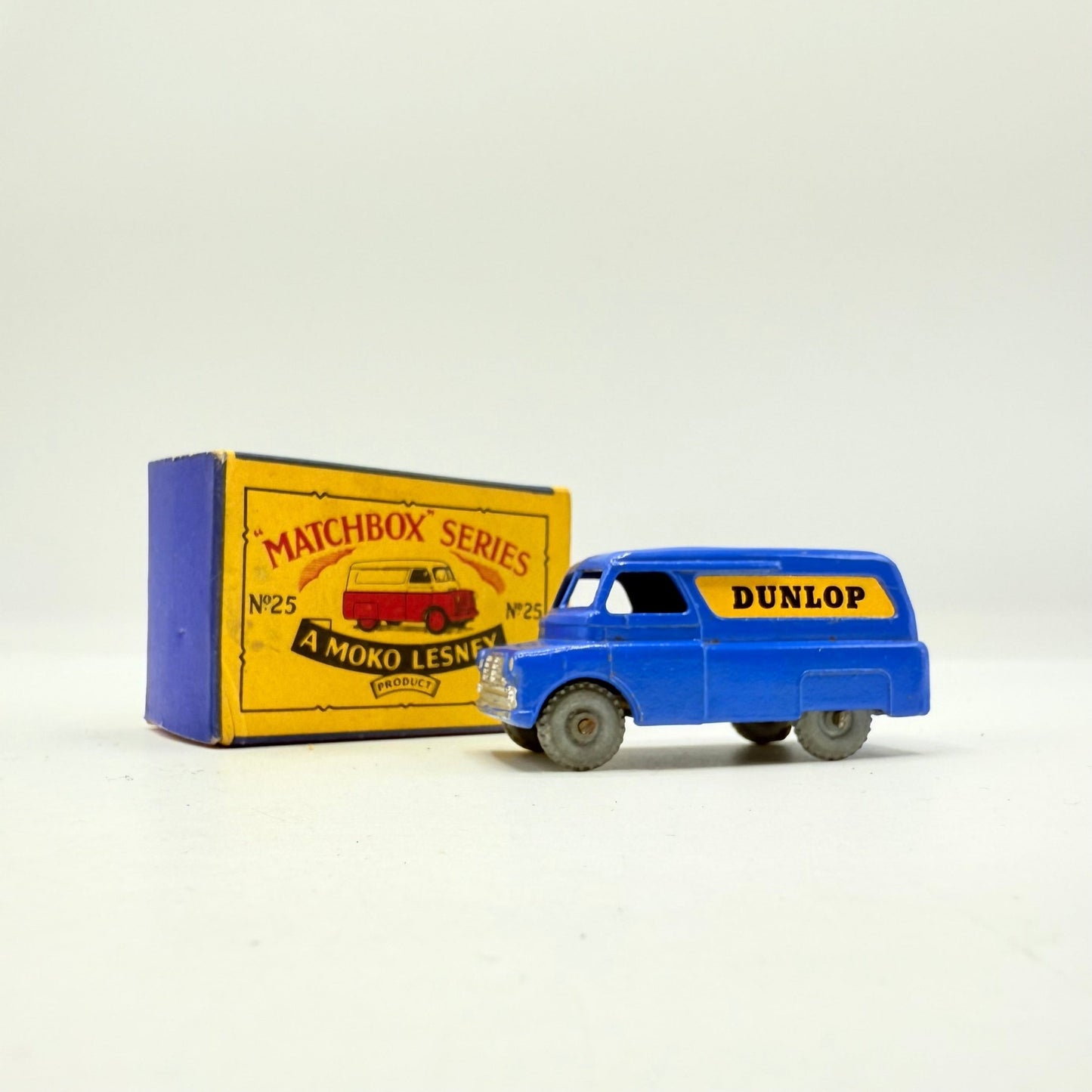 Matchbox Lesney 25a Bedford Dunlop Van MW - Magic Matchbox