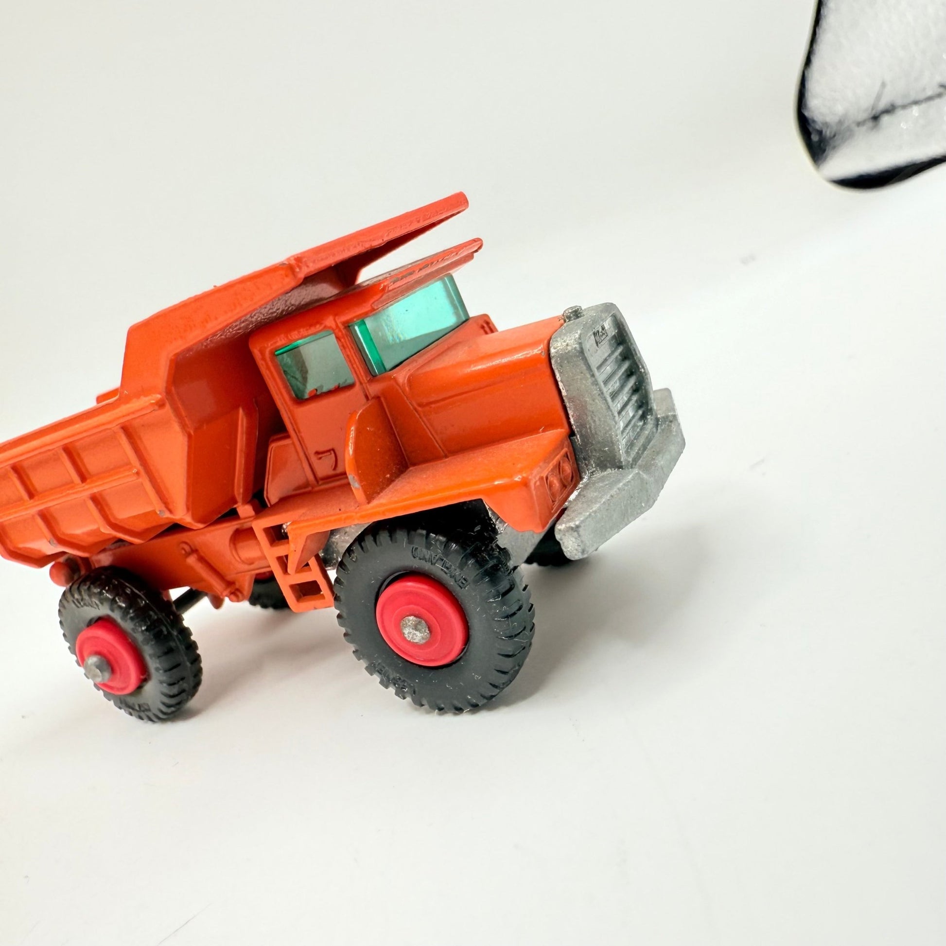 Matchbox Lesney 28d Mack Dump Truck With Red Hubs F Box - Magic Matchbox