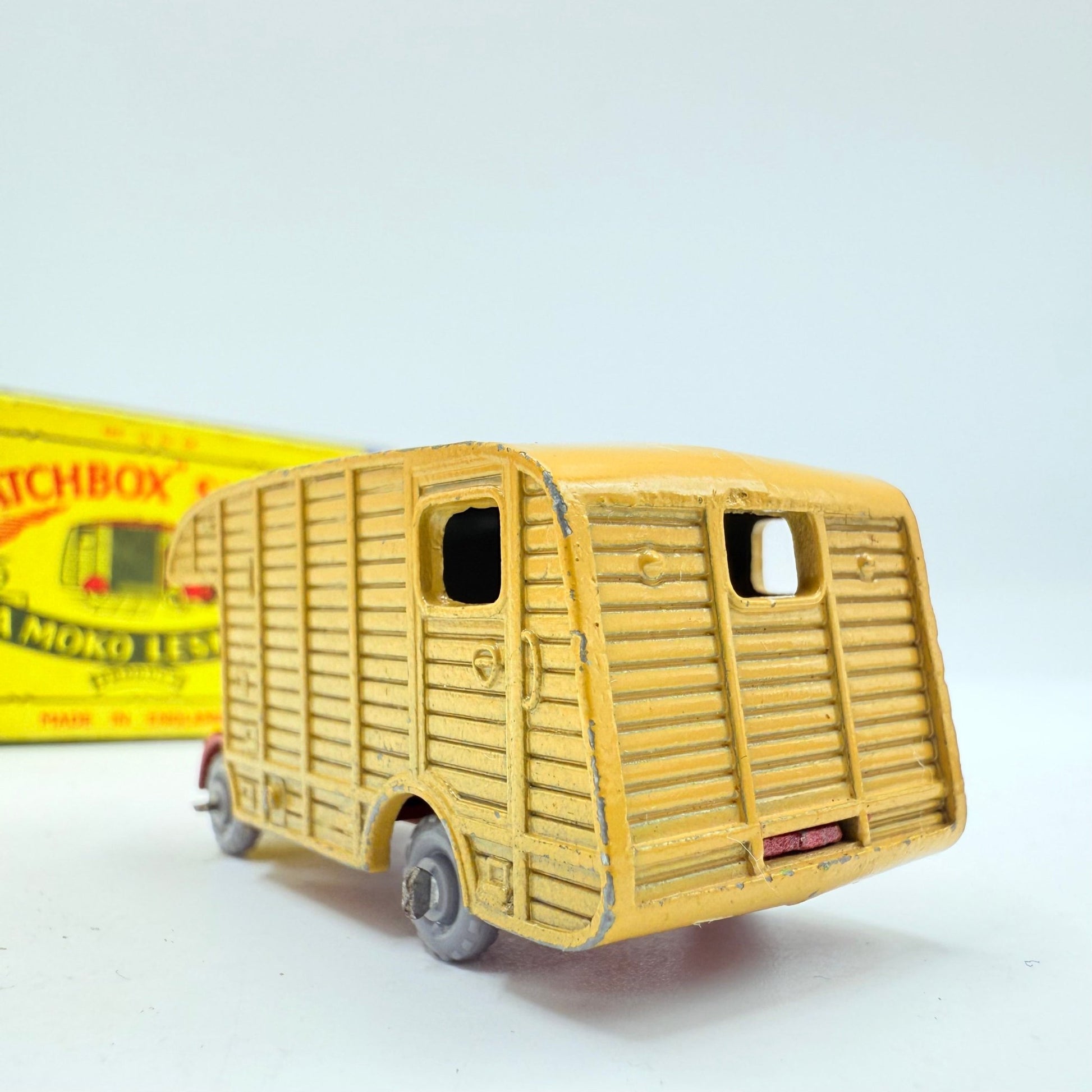 Matchbox Lesney 35a ERF Horsebox GPW - Magic Matchbox