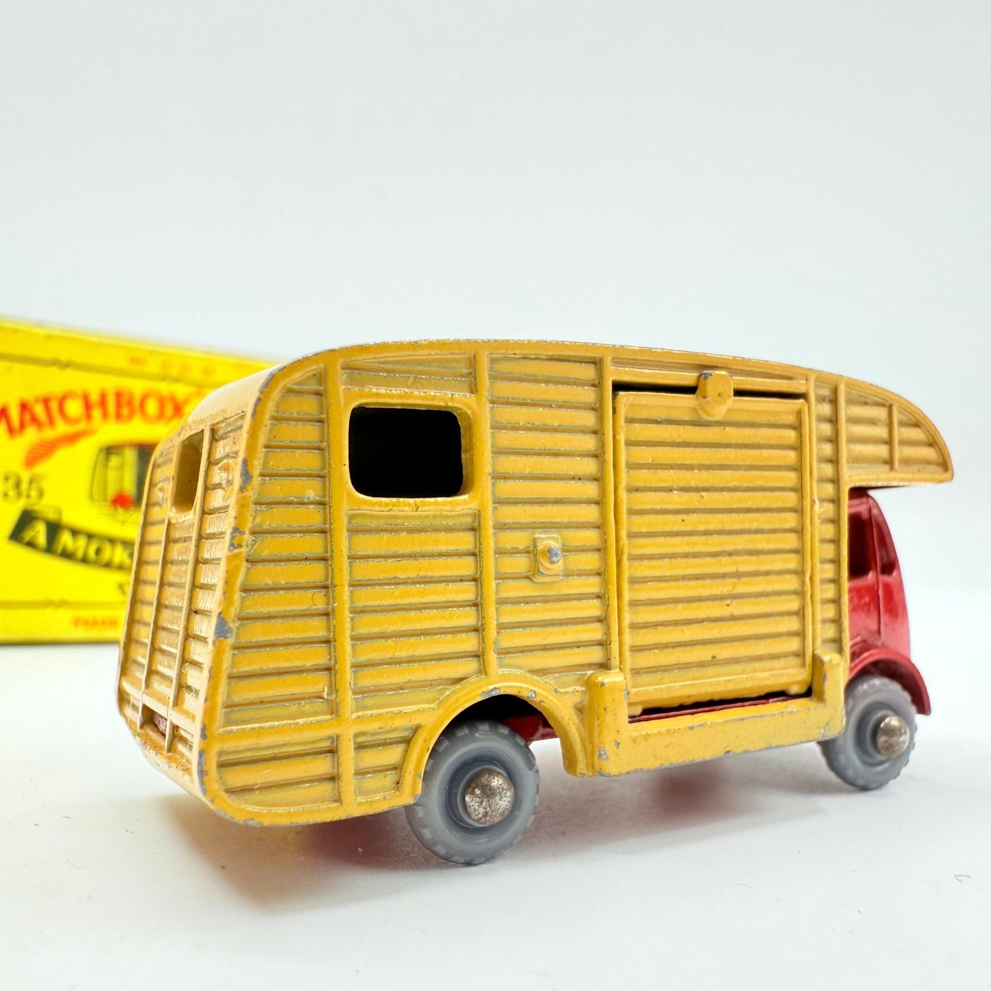 Matchbox Lesney 35a ERF Horsebox GPW - Magic Matchbox